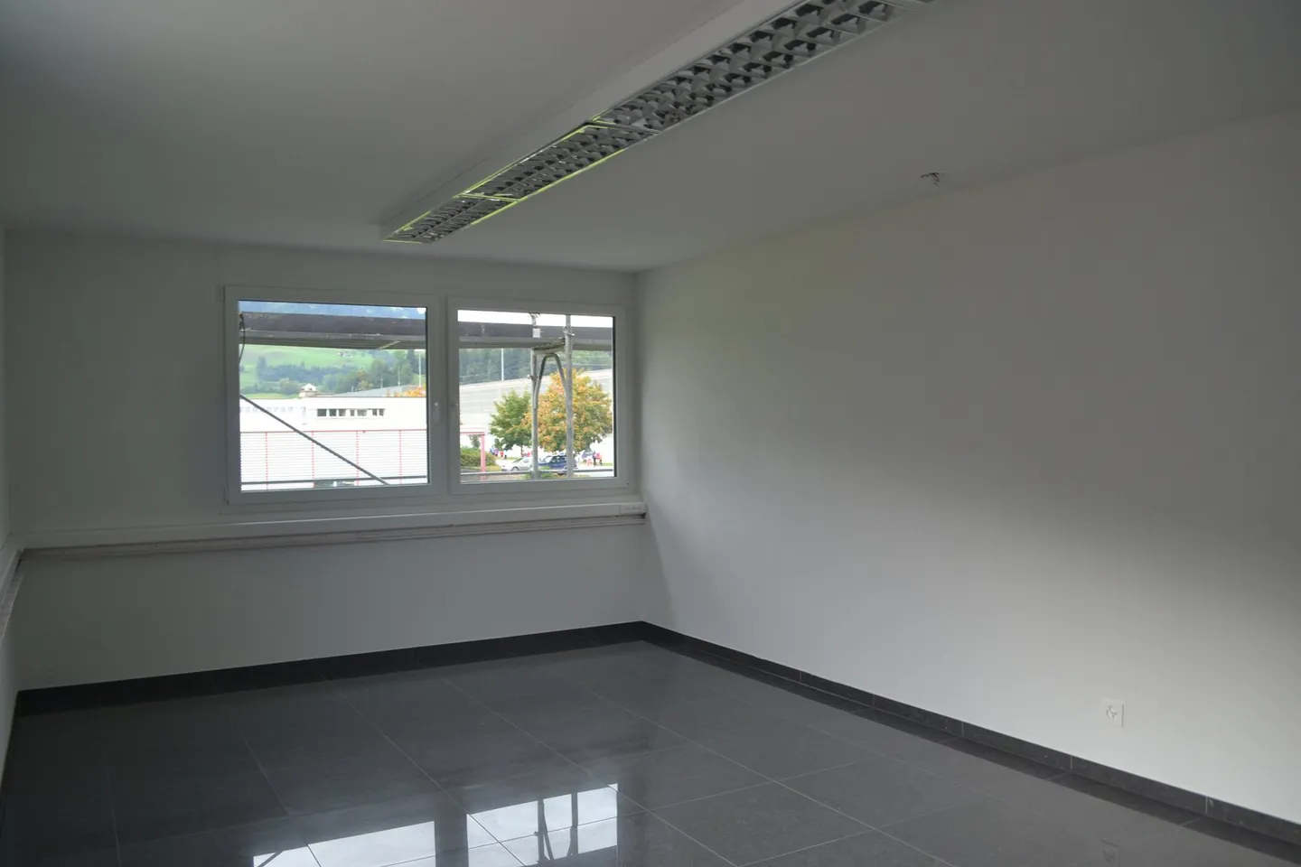 Spazio pratico moderno in posizione centrale a Frutigen in affitto - Foto 6 di 10