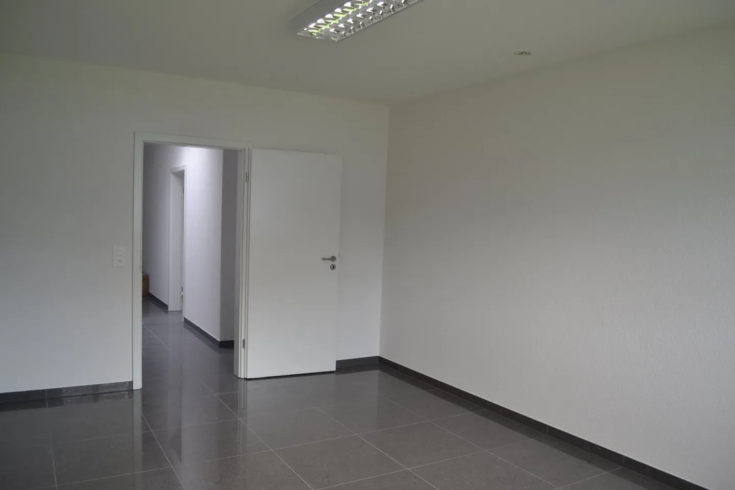 Spazio pratico moderno in posizione centrale a Frutigen in affitto - Foto 7 di 10