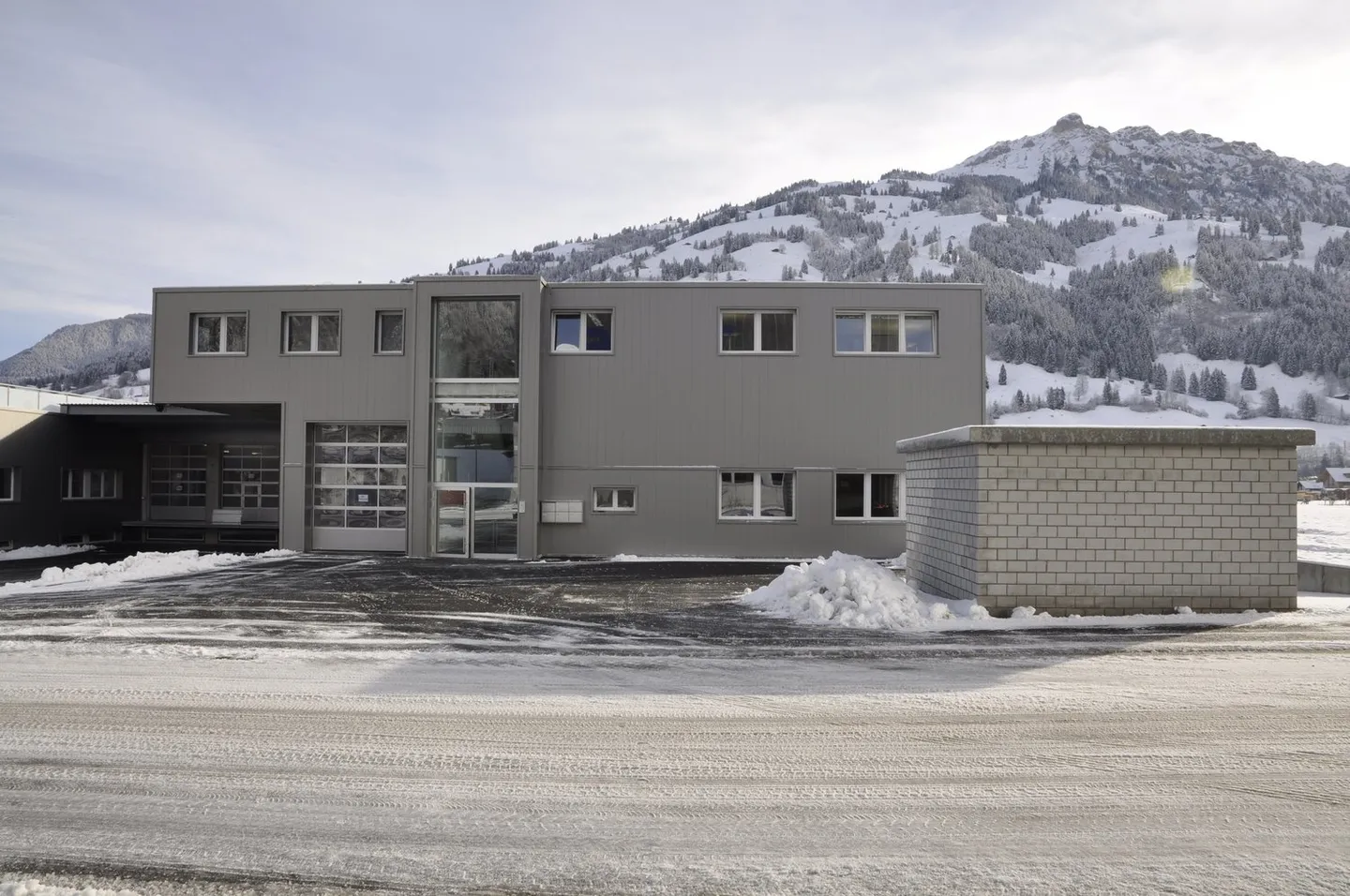 Spazio pratico moderno in posizione centrale a Frutigen in affitto - Foto 2 di 10