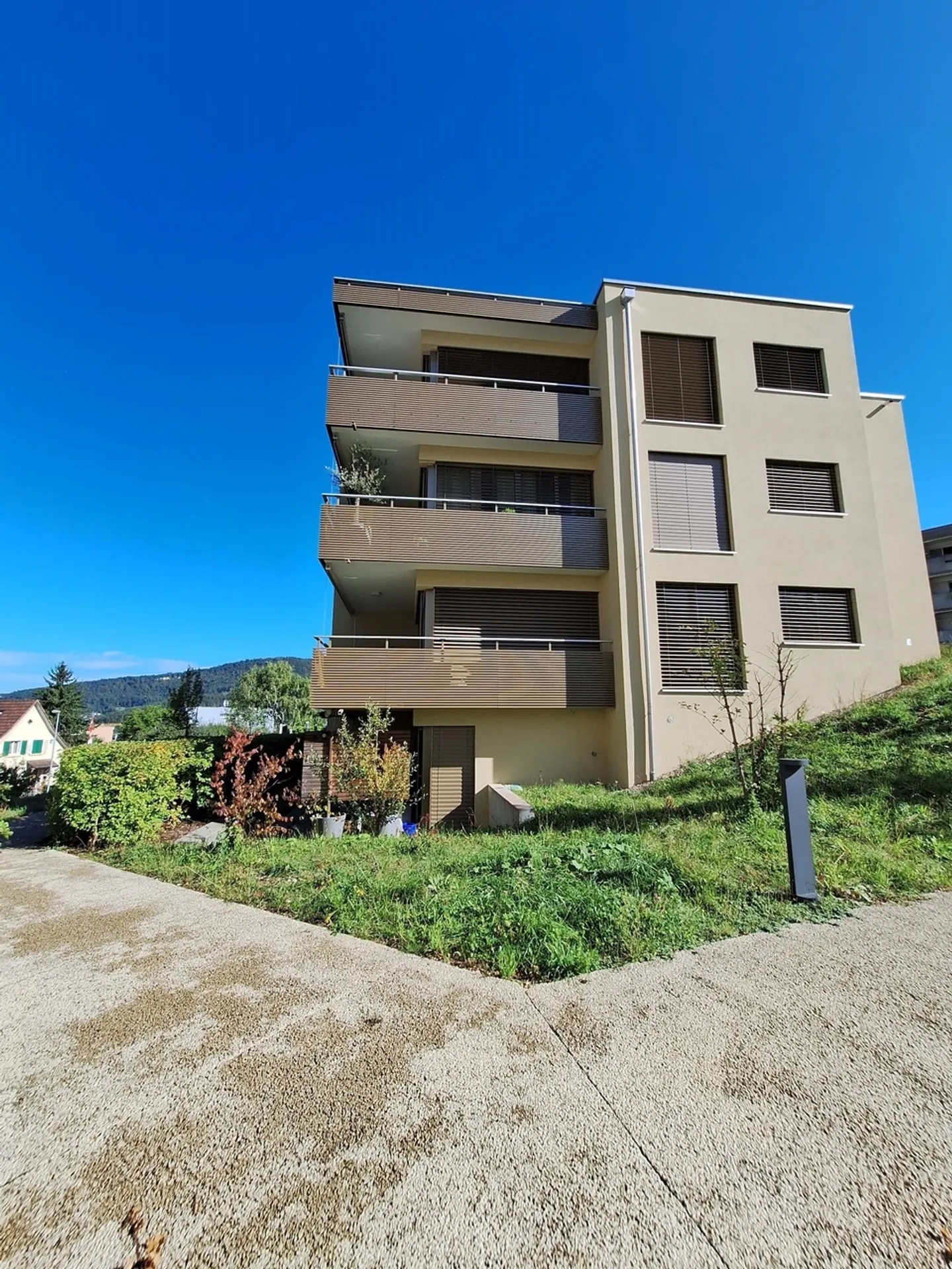 Appartamento moderno con balcone - Foto 1 di 10
