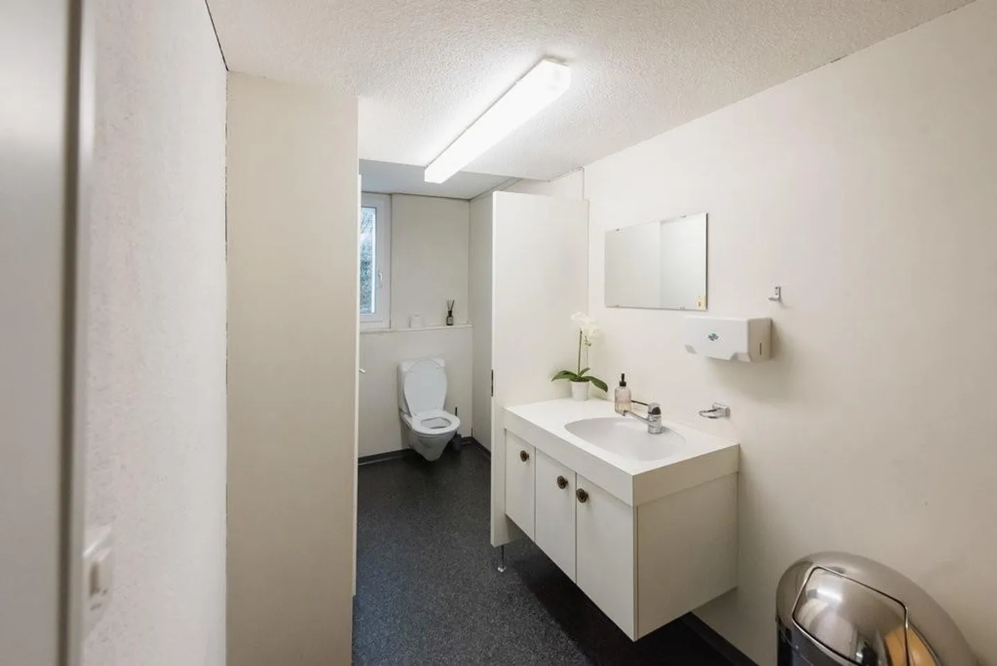 Office/Practice/Showrooms/Studio - Photo 7 of 9