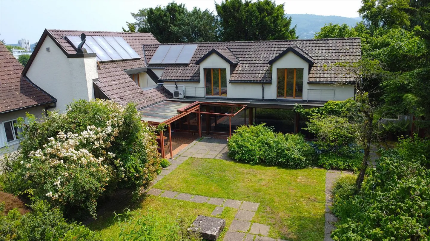 Spacious 5.5-room single-family house with heated indoor pool, double garage, and idyllic garden - Photo 1 of 14