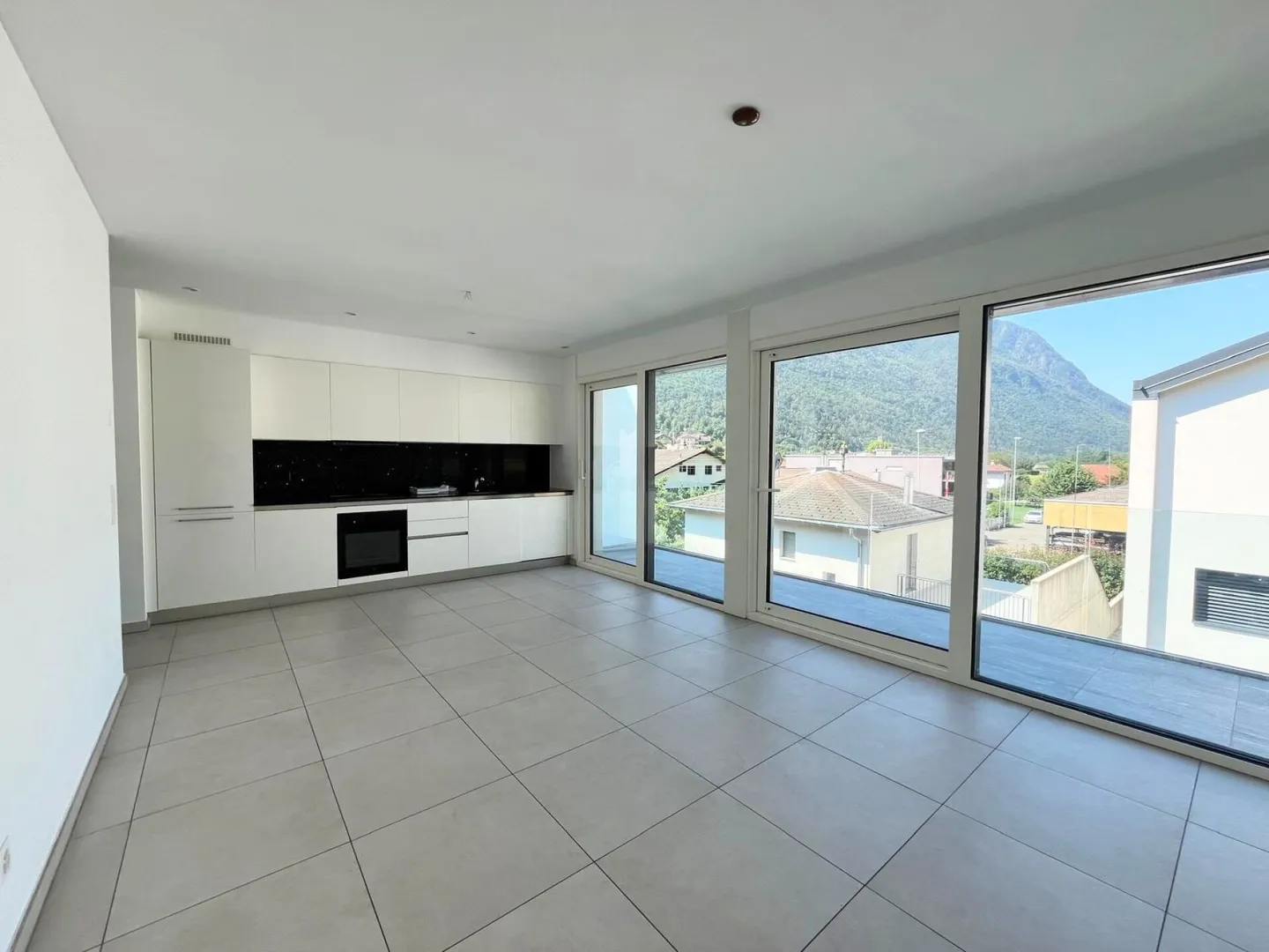 APPARTAMENTO 3.5 LOCALI ULTIMO PIANO - Foto 1 di 10