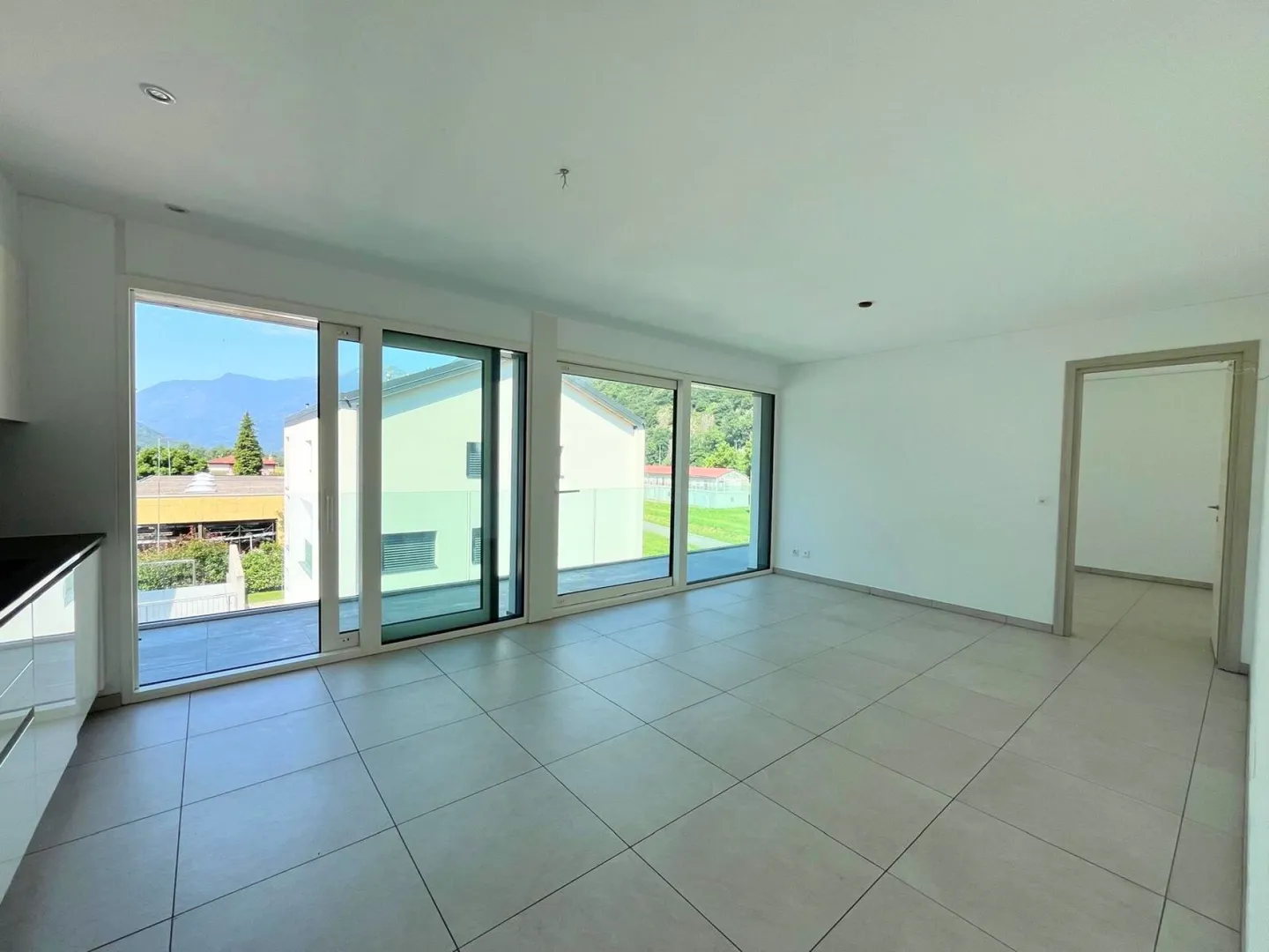 APPARTAMENTO 3.5 LOCALI ULTIMO PIANO - Foto 2 di 10