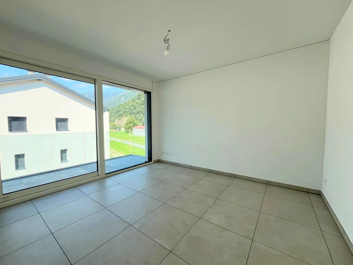 APPARTAMENTO 3.5 LOCALI ULTIMO PIANO - Foto 5 di 10