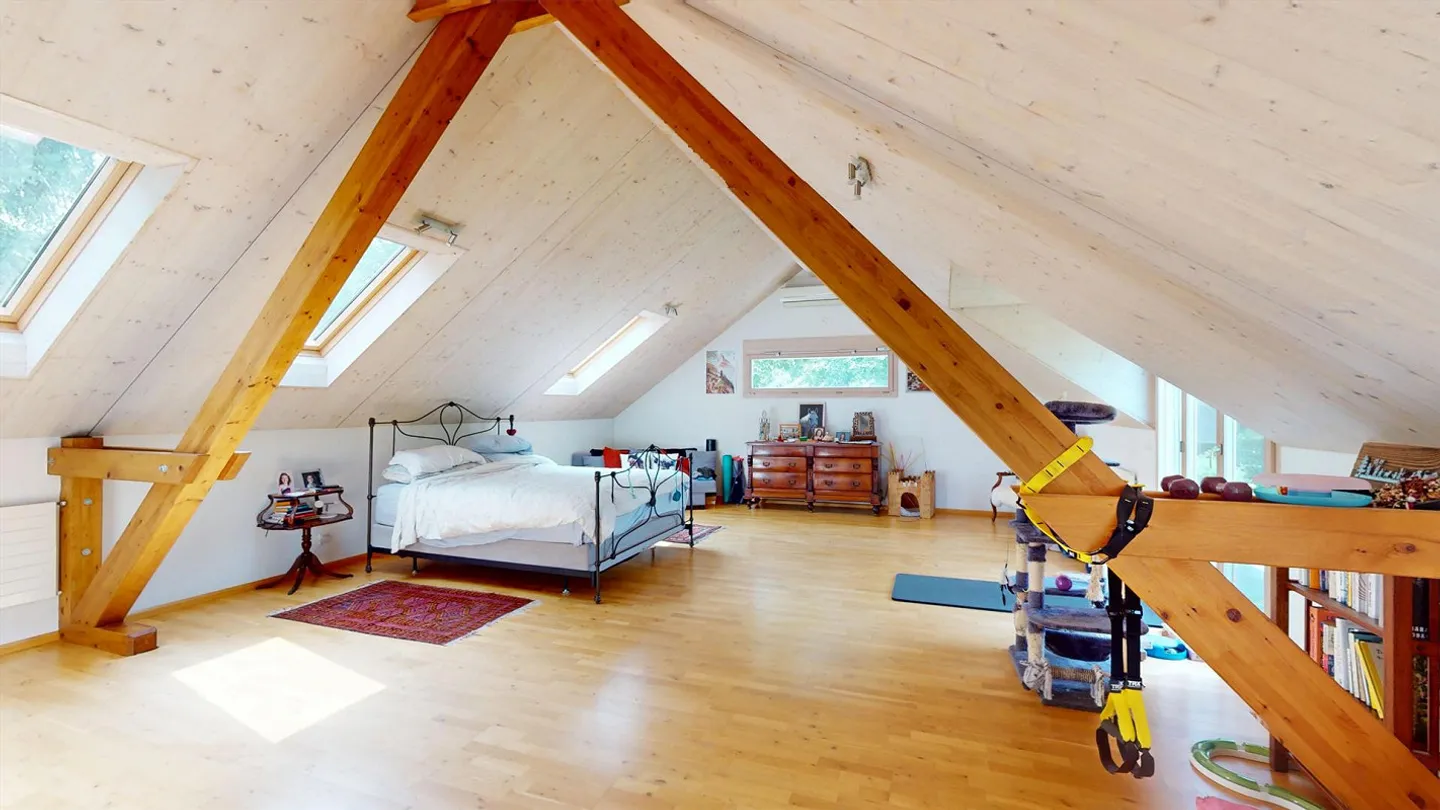 Spacious 5.5-room single-family house with heated indoor pool, double garage, and idyllic garden - Photo 10 of 14
