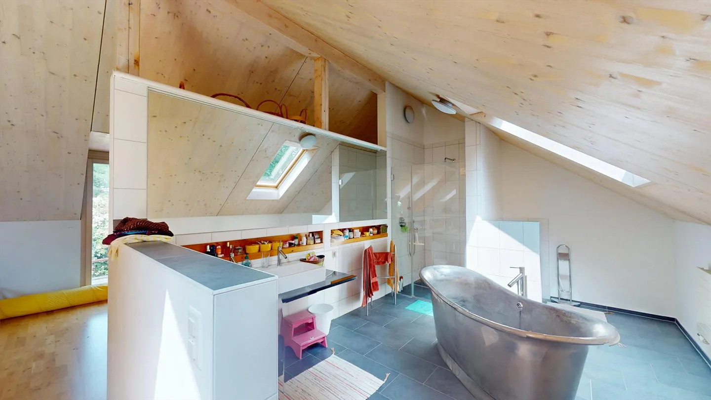 Spacious 5.5-room single-family house with heated indoor pool, double garage, and idyllic garden - Photo 11 of 14