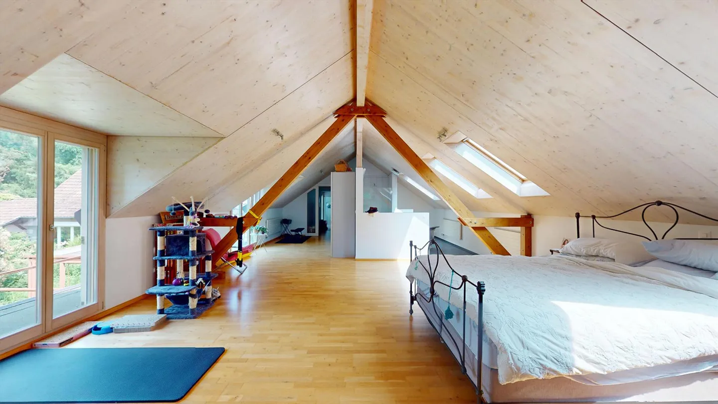 Spacious 5.5-room single-family house with heated indoor pool, double garage, and idyllic garden - Photo 12 of 14