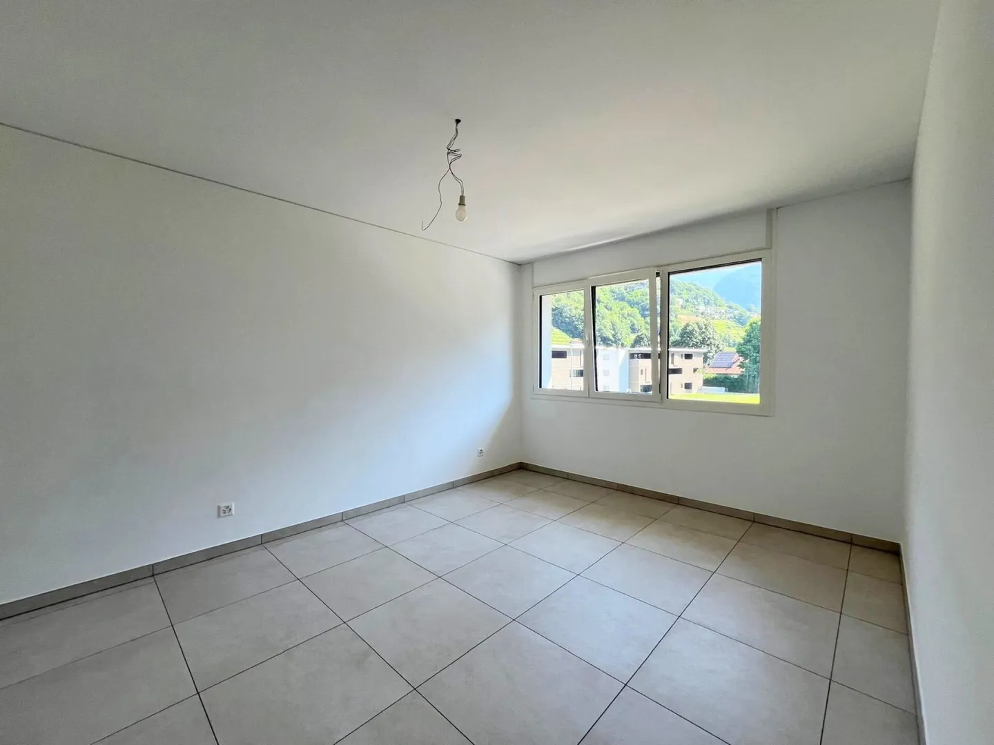 APPARTAMENTO 3.5 LOCALI ULTIMO PIANO - Foto 6 di 10