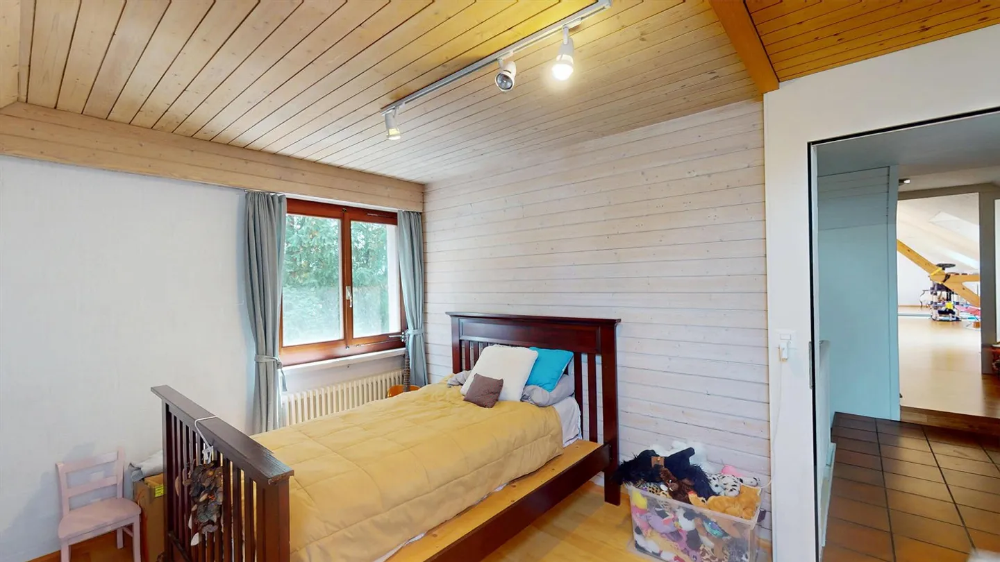 Spacious 5.5-room single-family house with heated indoor pool, double garage, and idyllic garden - Photo 14 of 14