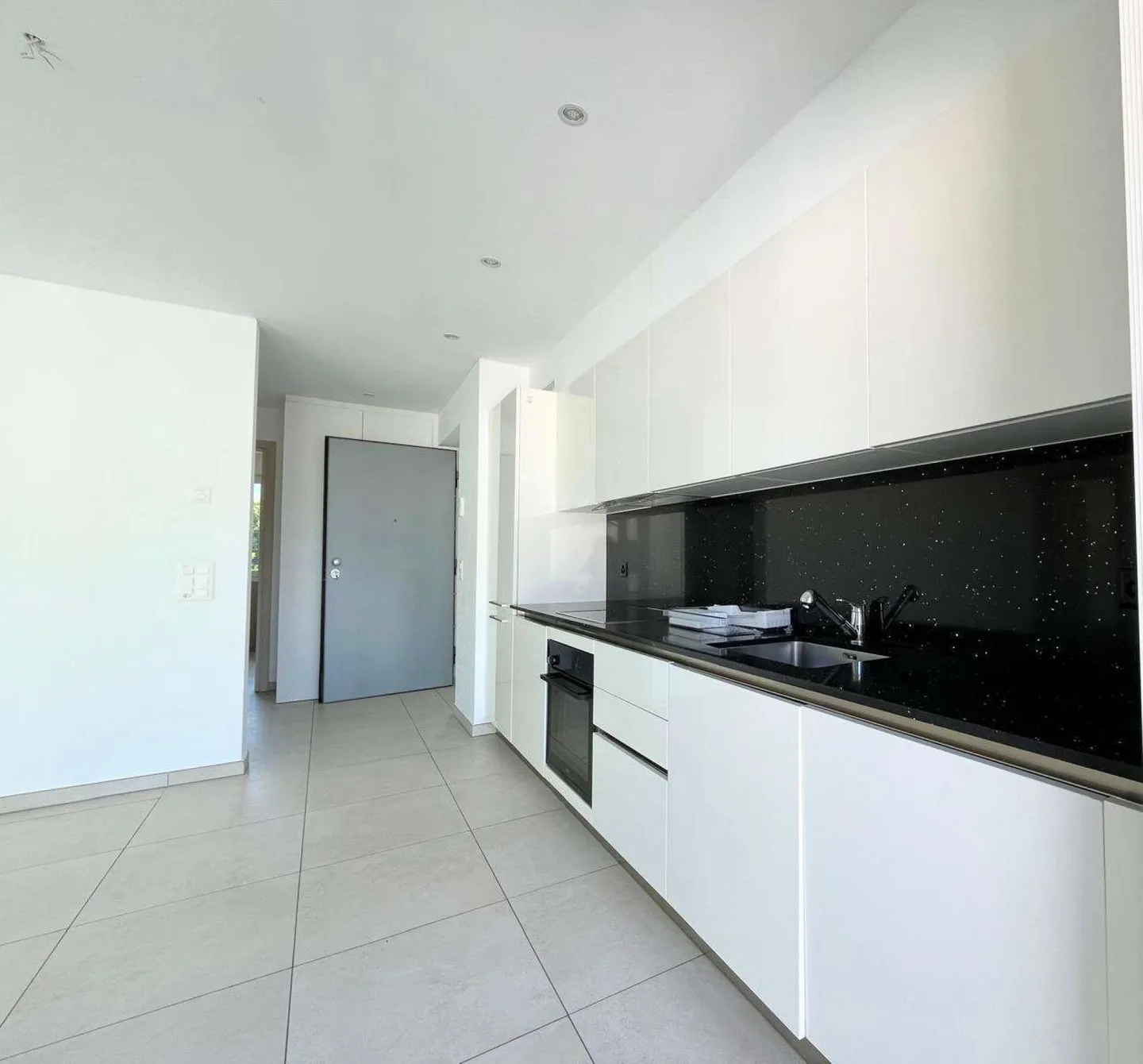 APPARTAMENTO 3.5 LOCALI ULTIMO PIANO - Foto 3 di 10