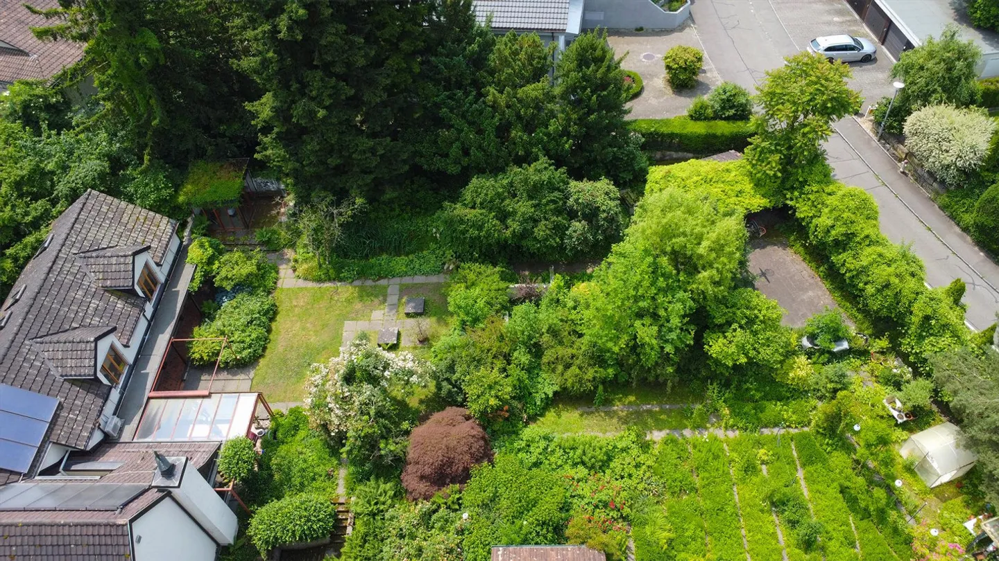 Spacious 5.5-room single-family house with heated indoor pool, double garage, and idyllic garden - Photo 3 of 14