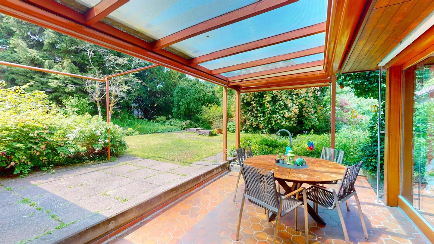 Spacious 5.5-room single-family house with heated indoor pool, double garage, and idyllic garden - Photo 5 of 14