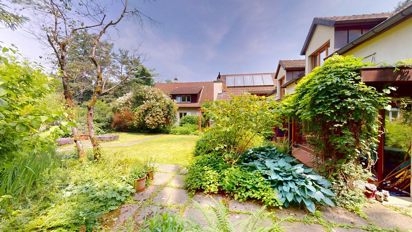 Spacious 5.5-room single-family house with heated indoor pool, double garage, and idyllic garden - Photo 6 of 14