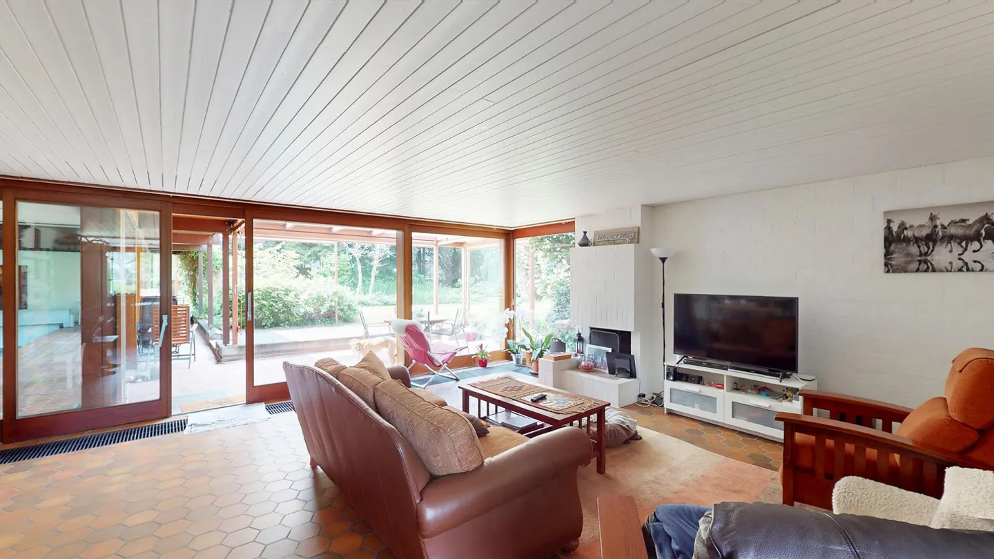 Spacious 5.5-room single-family house with heated indoor pool, double garage, and idyllic garden - Photo 7 of 14