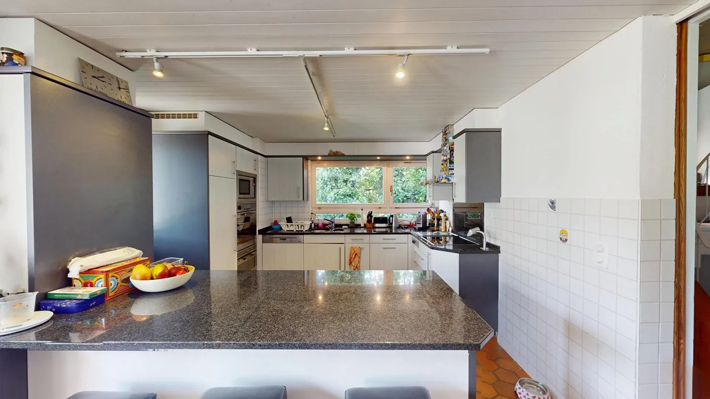 Spacious 5.5-room single-family house with heated indoor pool, double garage, and idyllic garden - Photo 8 of 14