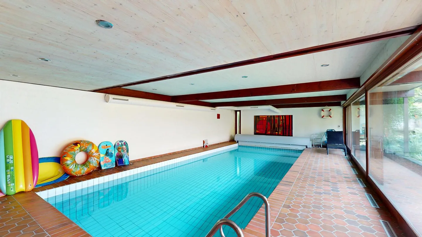 Spacious 5.5-room single-family house with heated indoor pool, double garage, and idyllic garden - Photo 9 of 14