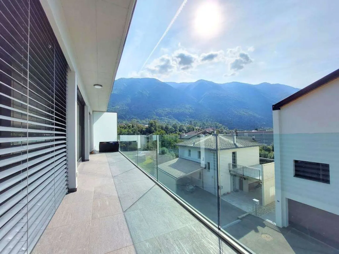 APPARTAMENTO 3.5 LOCALI ULTIMO PIANO - Foto 4 di 10