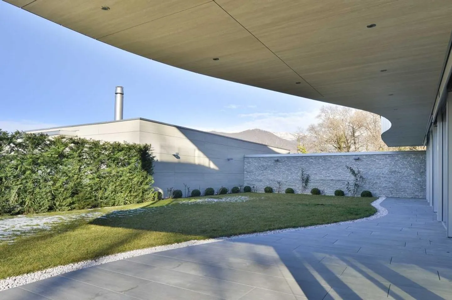 Luxury villa with 10.5 rooms and breathtaking lake view - Photo 2 of 5