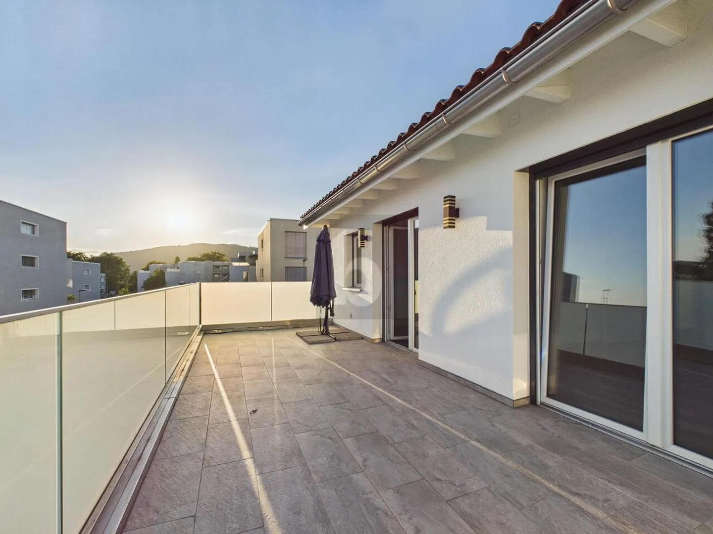 SPACIEUX AVEC BELLE TERRASSE - Photo 1 sur 6
