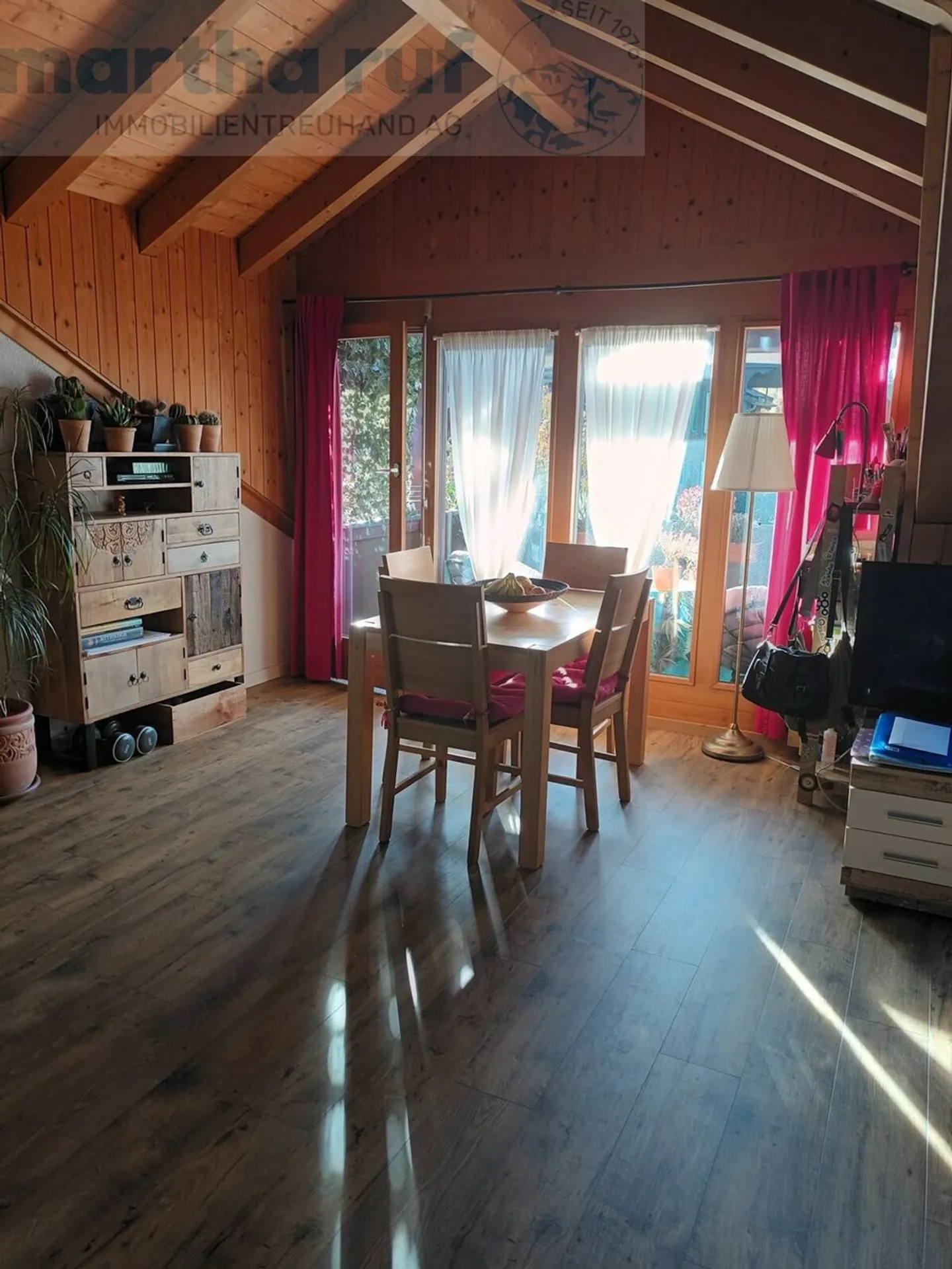 Appartamento mansardato accogliente con piccola galleria, camino e balcone - Foto 4 di 14