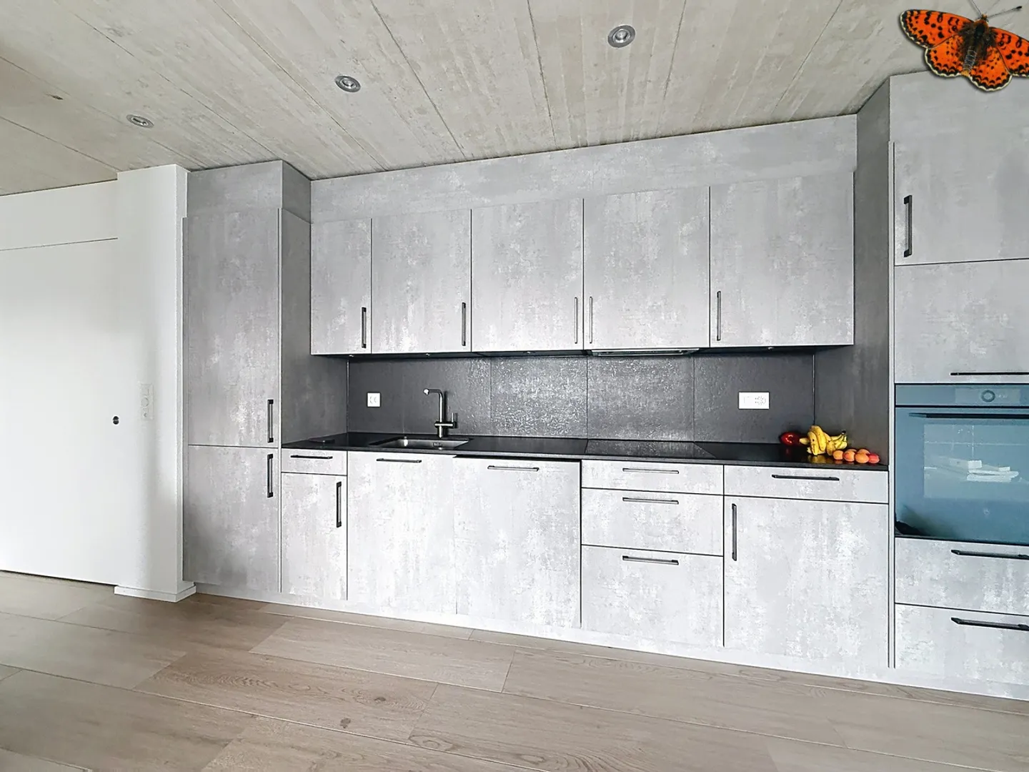 Modern Apartment with Balcony - Photo 3 of 9