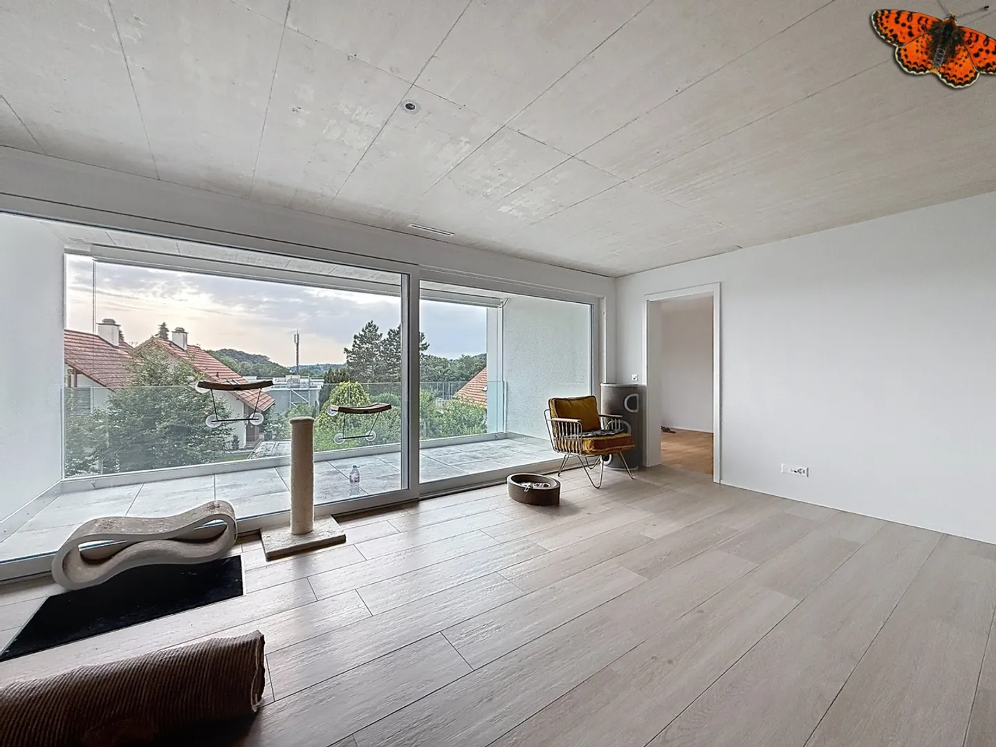 Modern Apartment with Balcony - Photo 4 of 9
