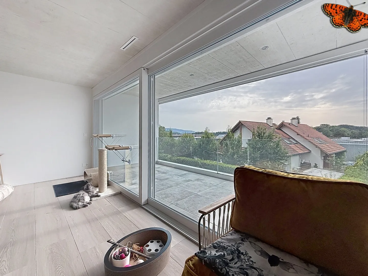 Modern Apartment with Balcony - Photo 5 of 9