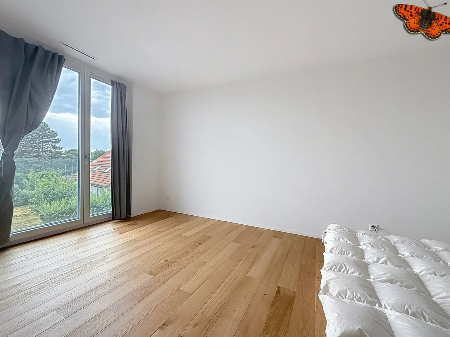 Modern Apartment with Balcony - Photo 6 of 9
