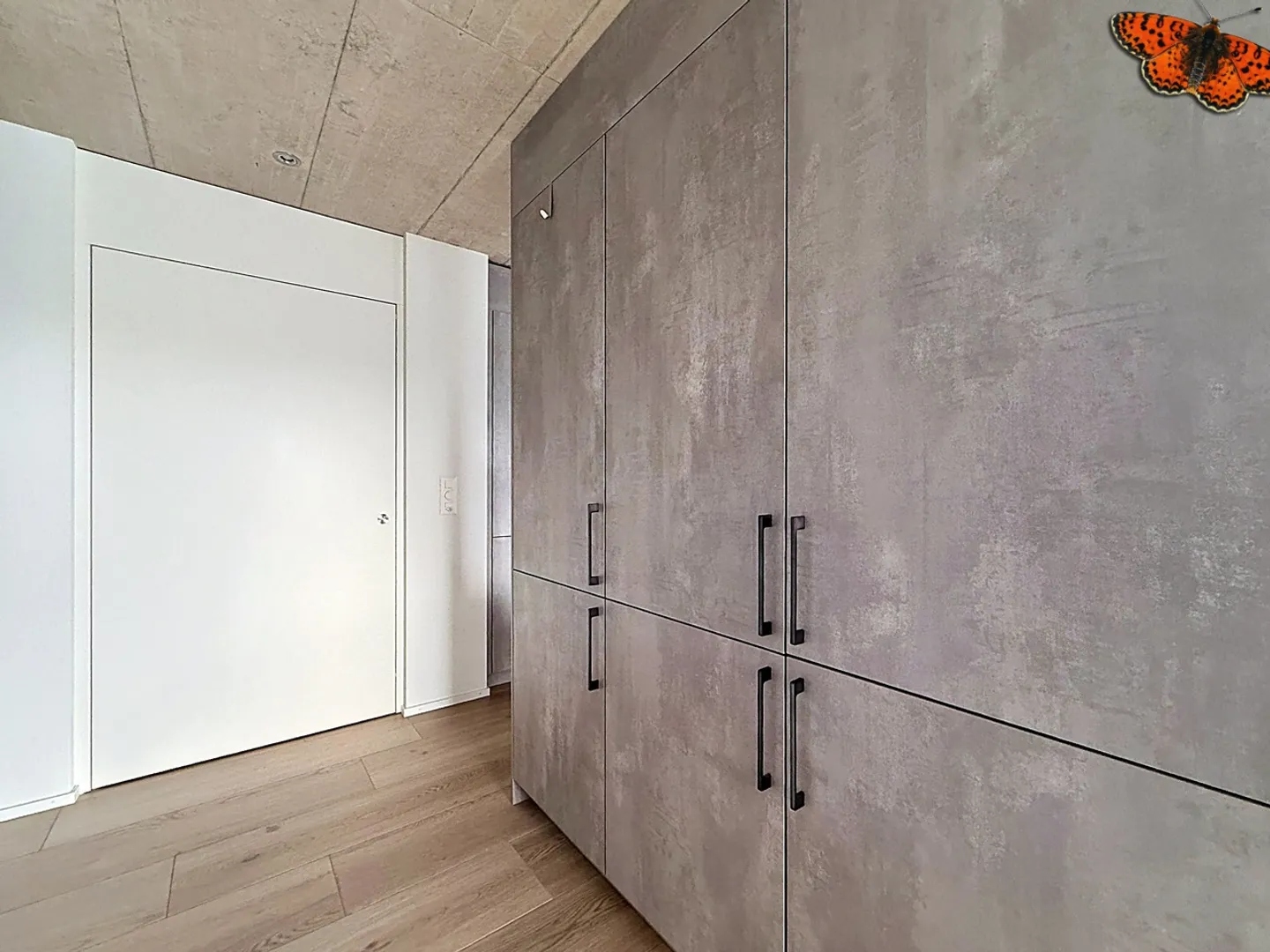 Modern Apartment with Balcony - Photo 8 of 9