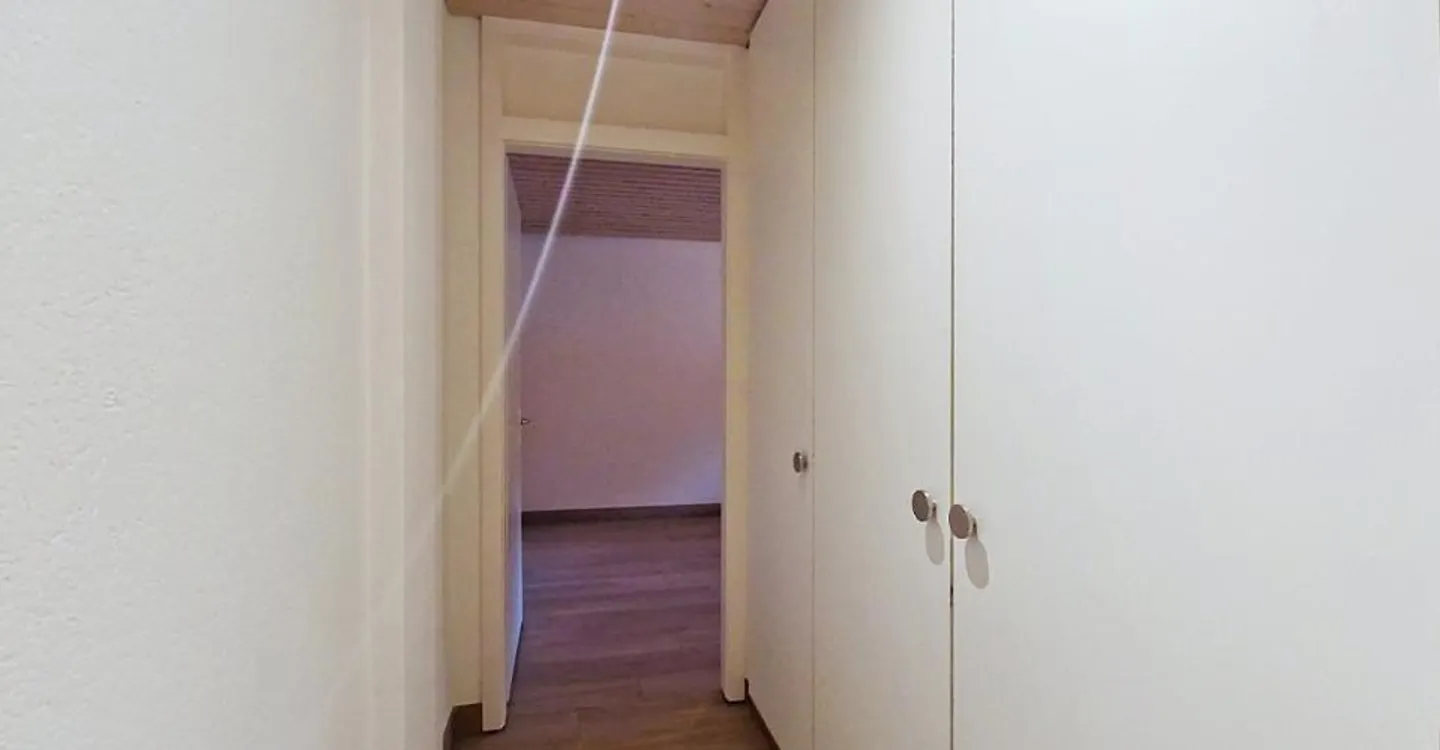 Sierre, renovated 2.5 room apartment with good yield, close to Lake Géronde and the technopole - Photo 5 of 13