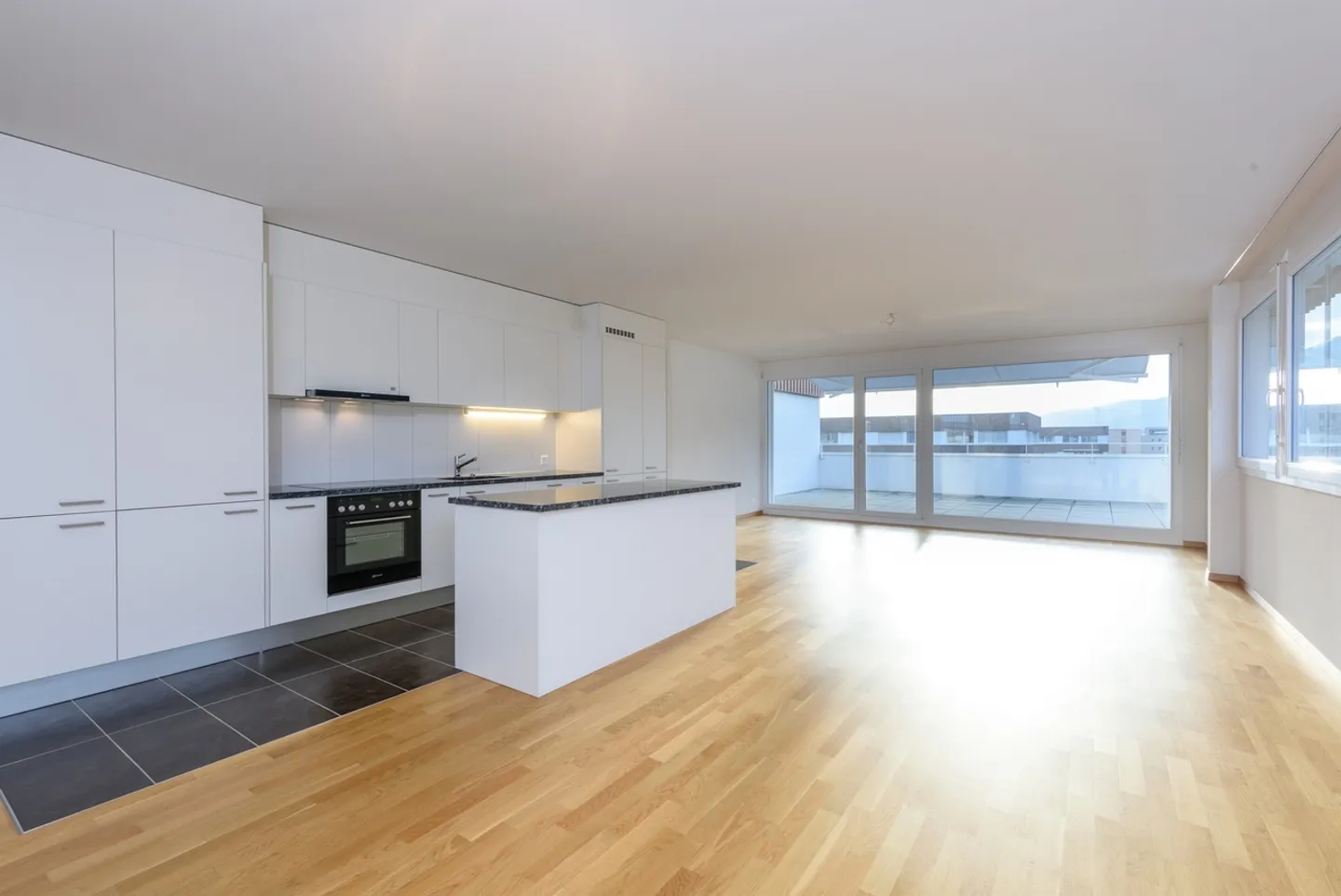 Modern Apartment Near Lake - Photo 3 of 10