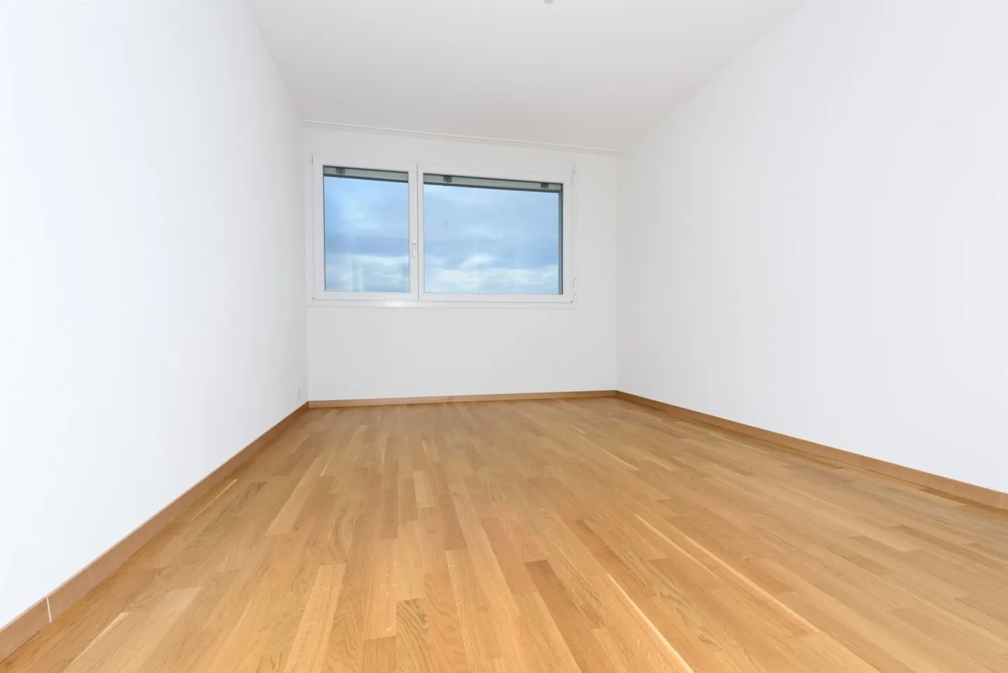 Modern Apartment Near Lake - Photo 6 of 10