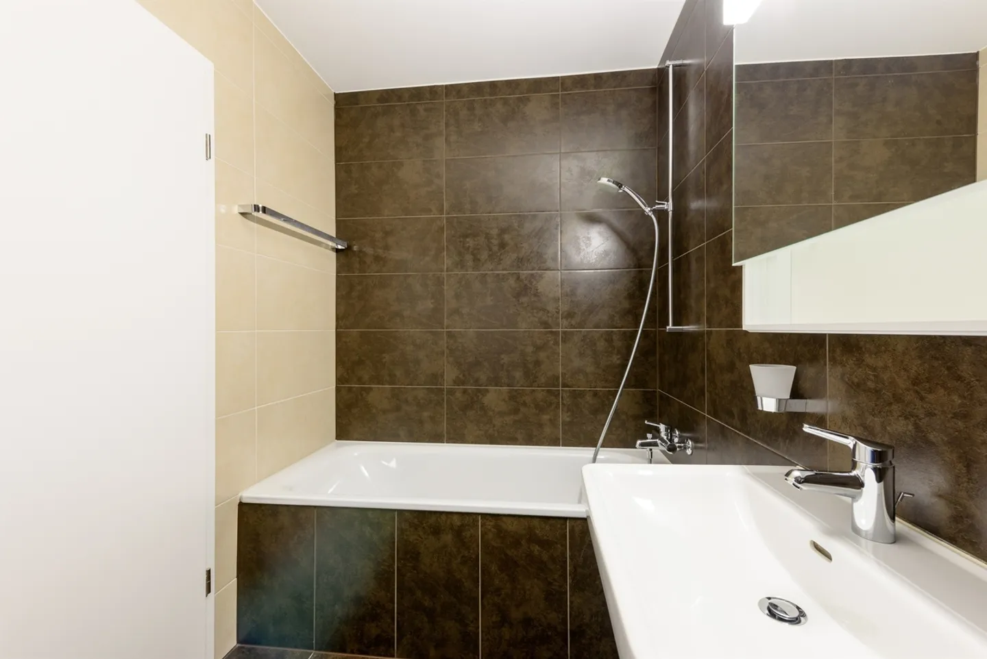 Modern Apartment Near Lake - Photo 7 of 10