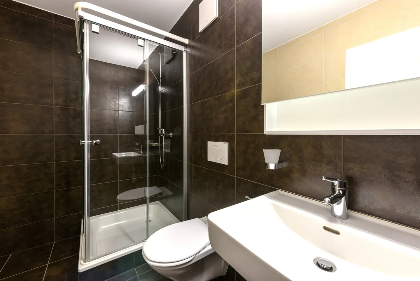 Modern Apartment Near Lake - Photo 8 of 10