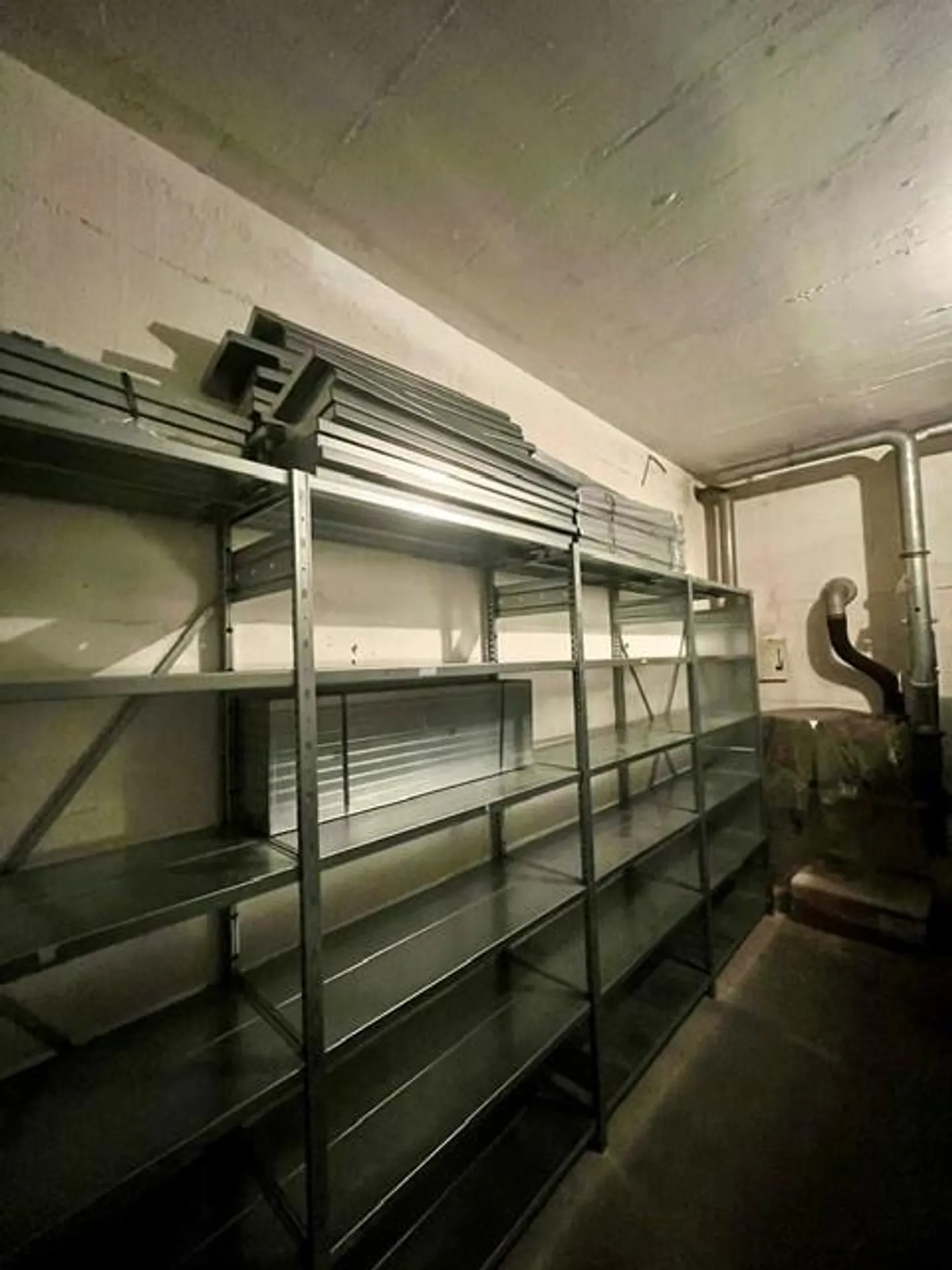 Salle de stockage dans un emplacement central - Photo 3 sur 4