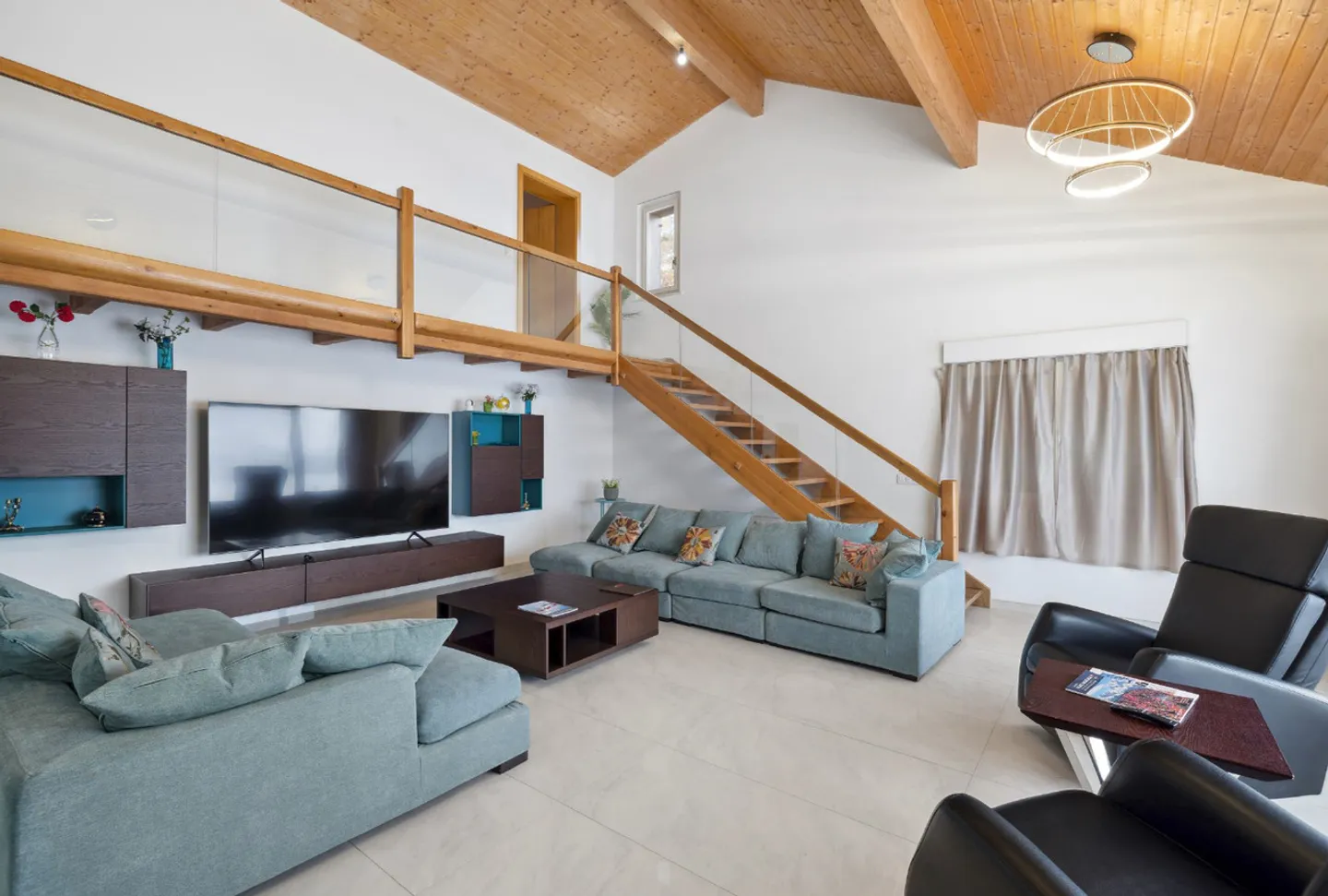 Außergewöhnliche 6,5-Zimmer-Villa - 258 m² mit majestätischem Alpenpanorama - Foto 3 von 10