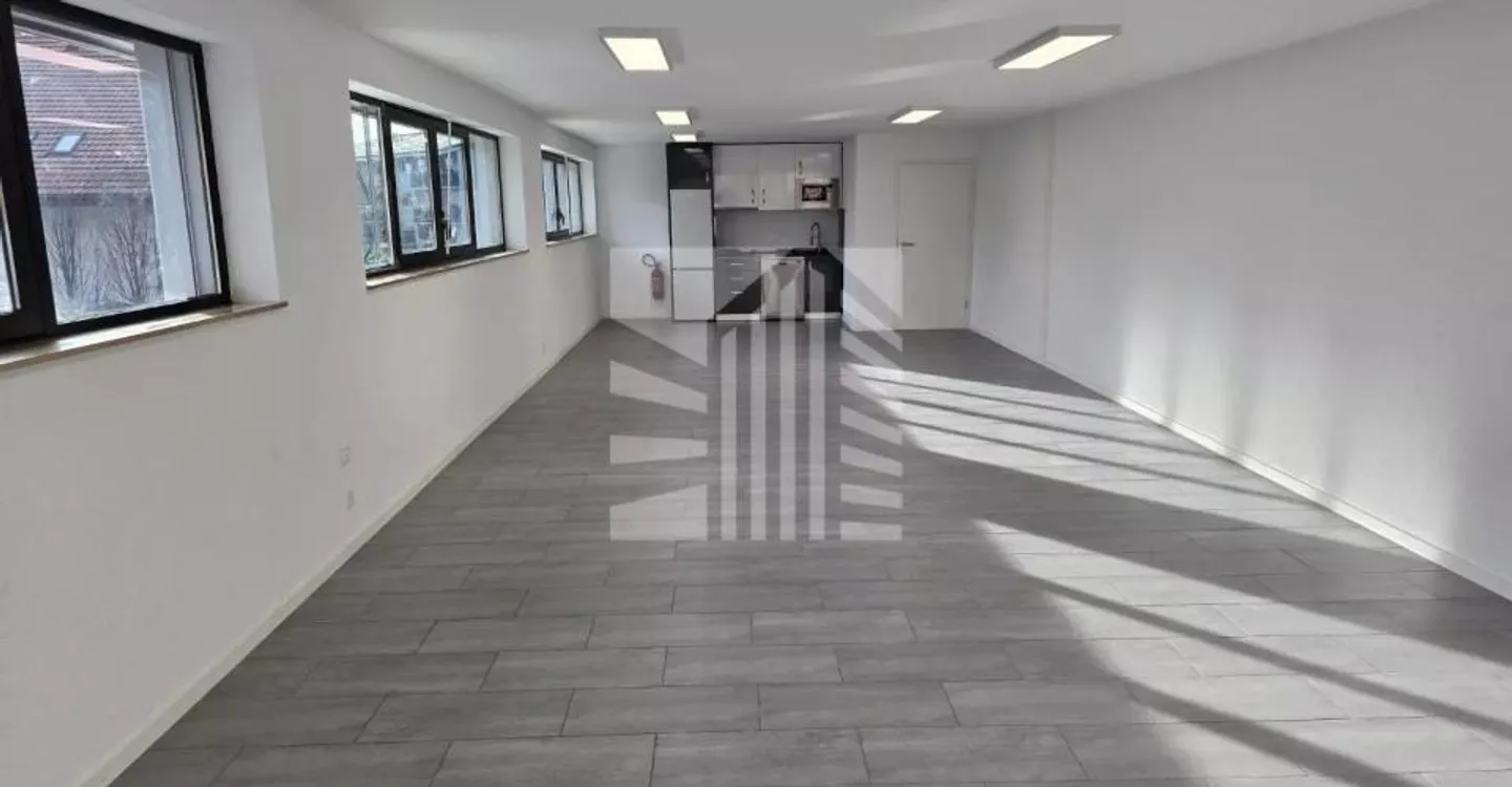 Modern premises of 70 m² with equipped kitchen and parking - Photo 3 of 10
