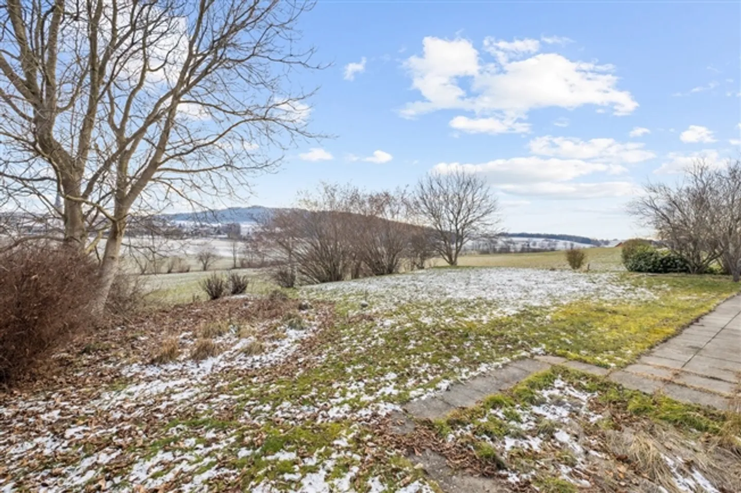 Beau terrain dans un quartier familial - Photo 1 sur 4