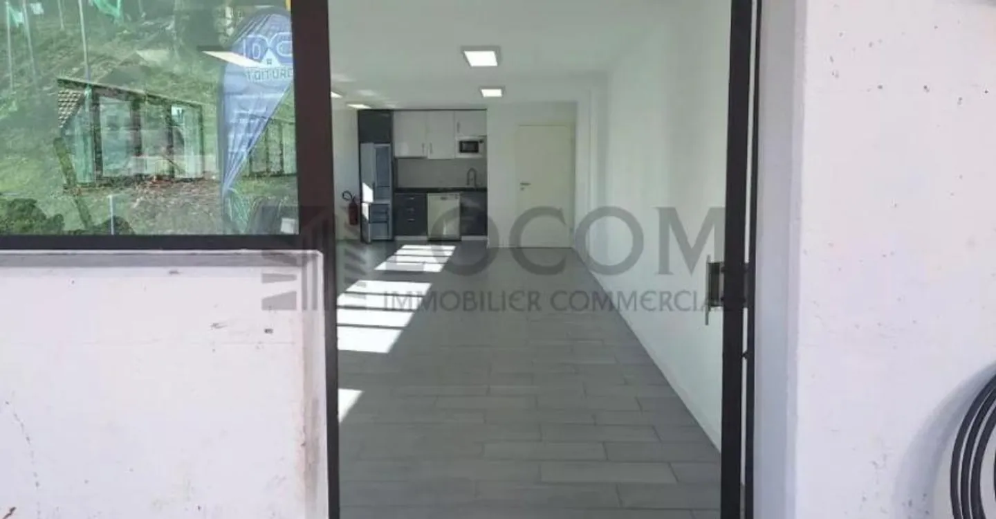 Modern premises of 70 m² with equipped kitchen and parking - Photo 8 of 10