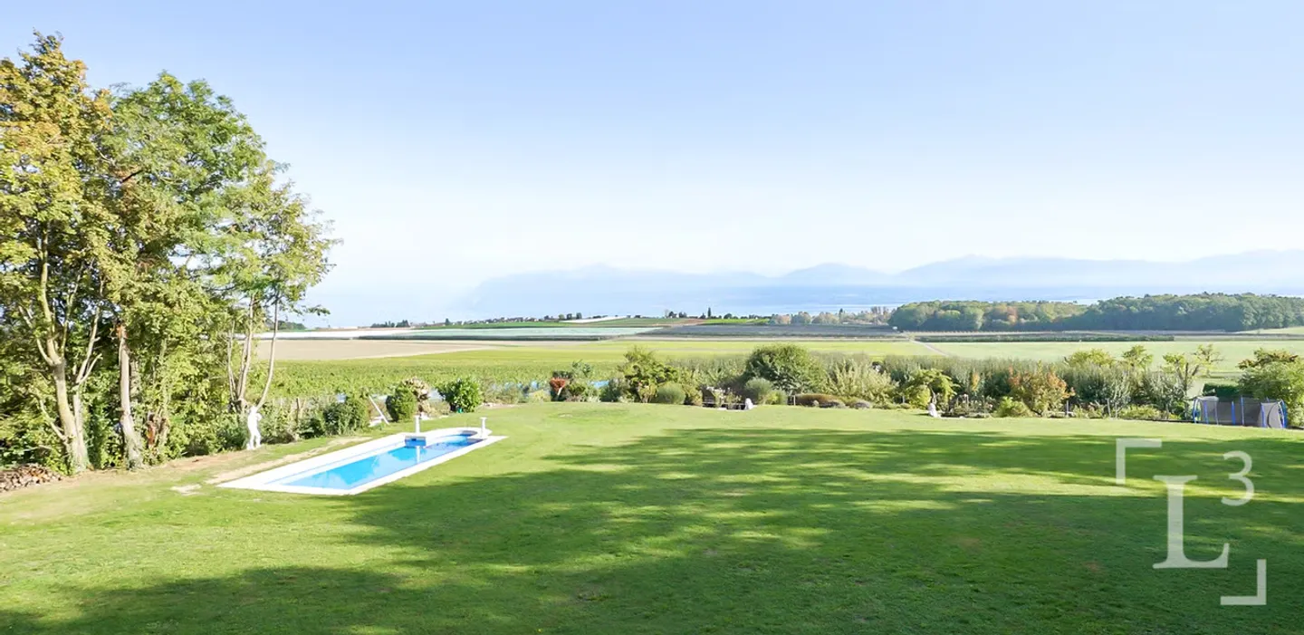 Character property with large garden and lake view - Photo 3 of 13