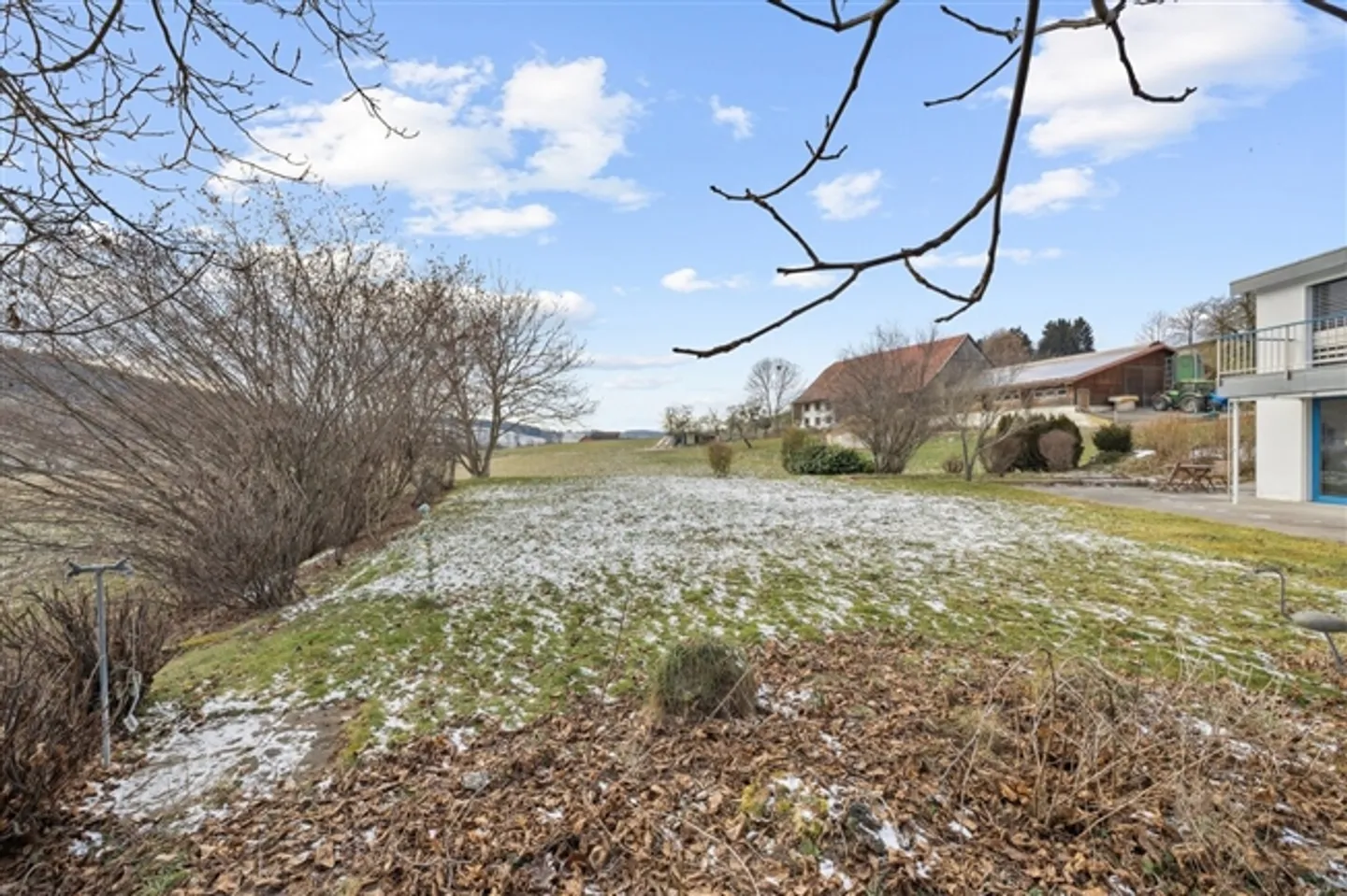 Beau terrain dans un quartier familial - Photo 2 sur 4