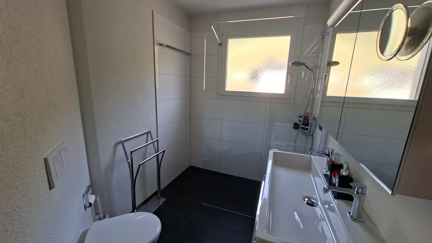 Appartement de vacances moderne et rénové entièrement équipé et meublé - Photo 8 sur 12