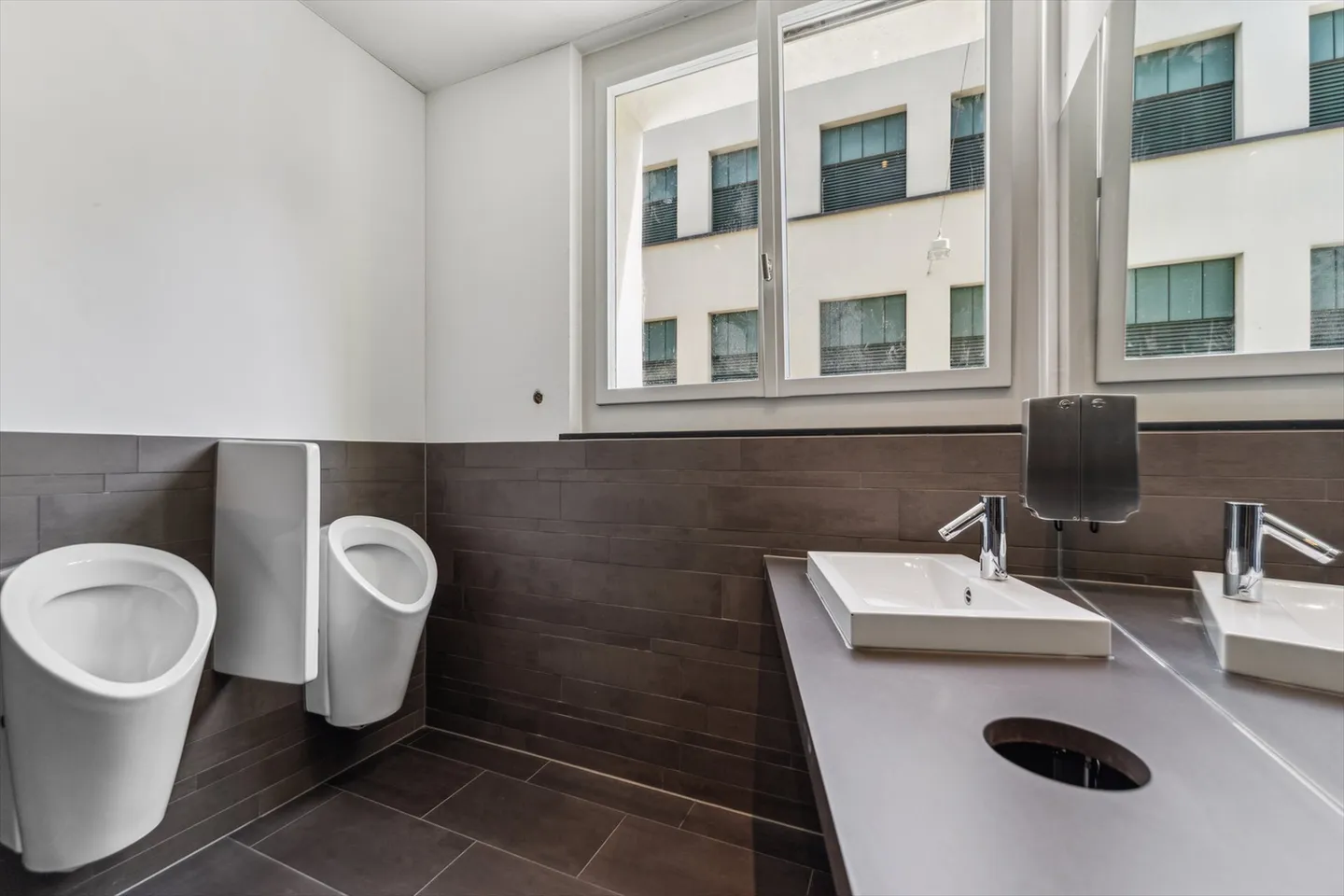 First rental - Office/Practice near the train station & Reuss - Photo 5 of 7