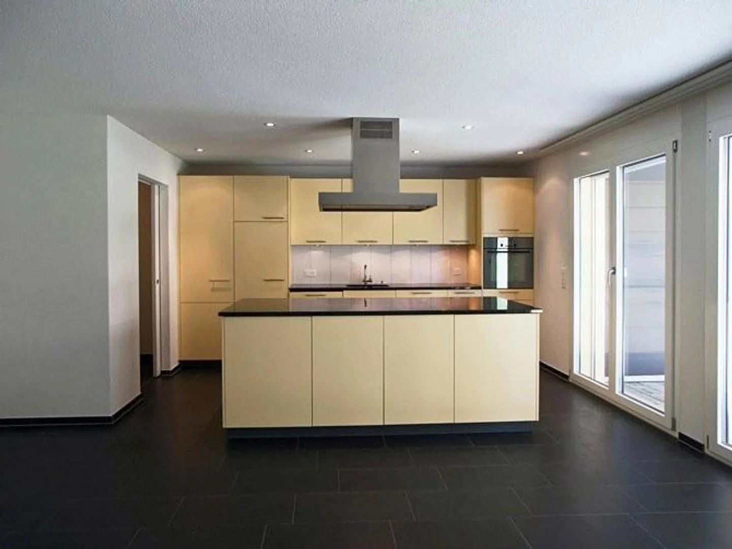 Moderne 3.5-Zi.-Wohnung mit Grünfläche - Foto 4 von 10