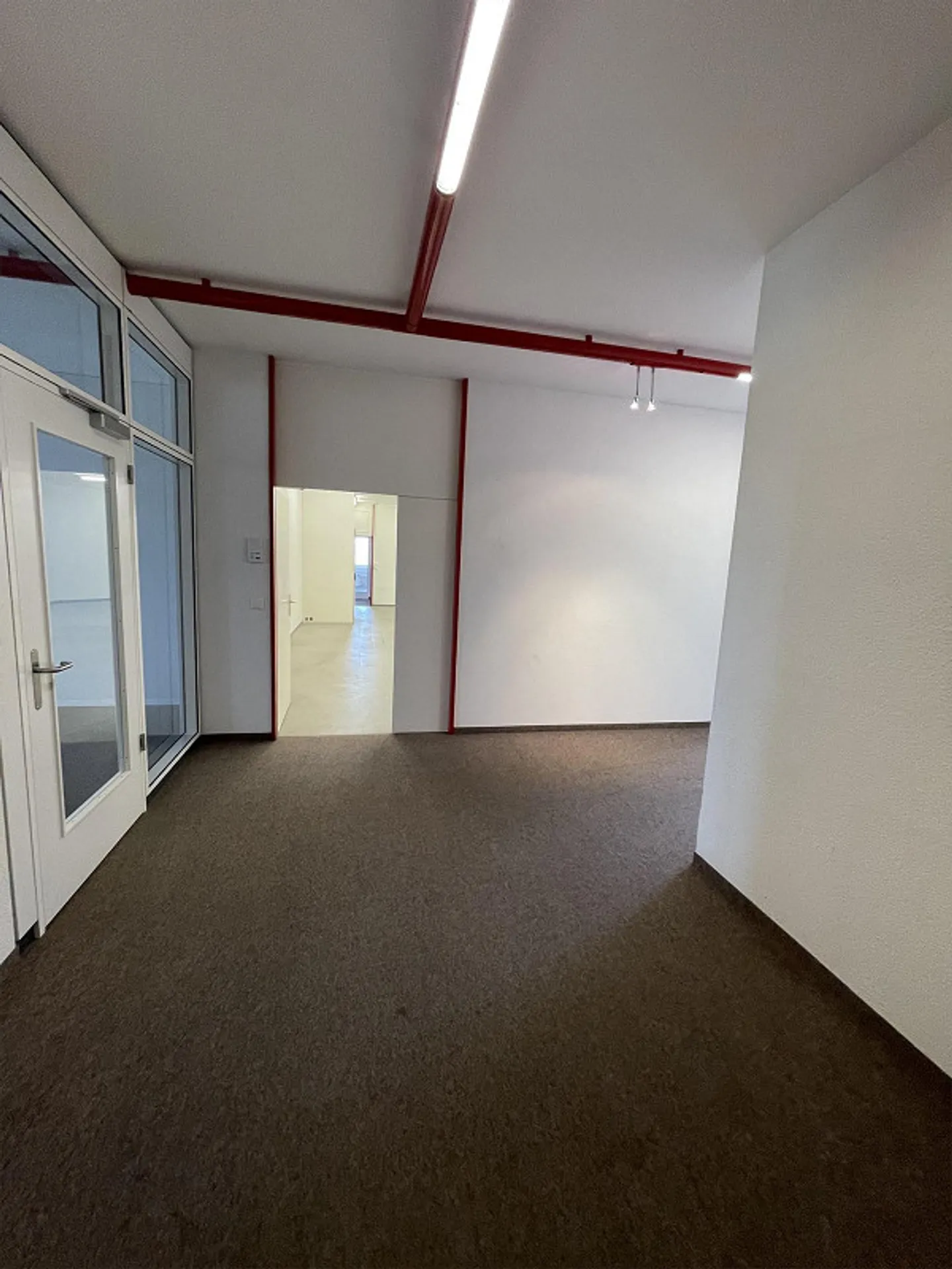 Spazio commerciale versatile con unità ufficio e area di stoccaggio centrale - Foto 6 di 13