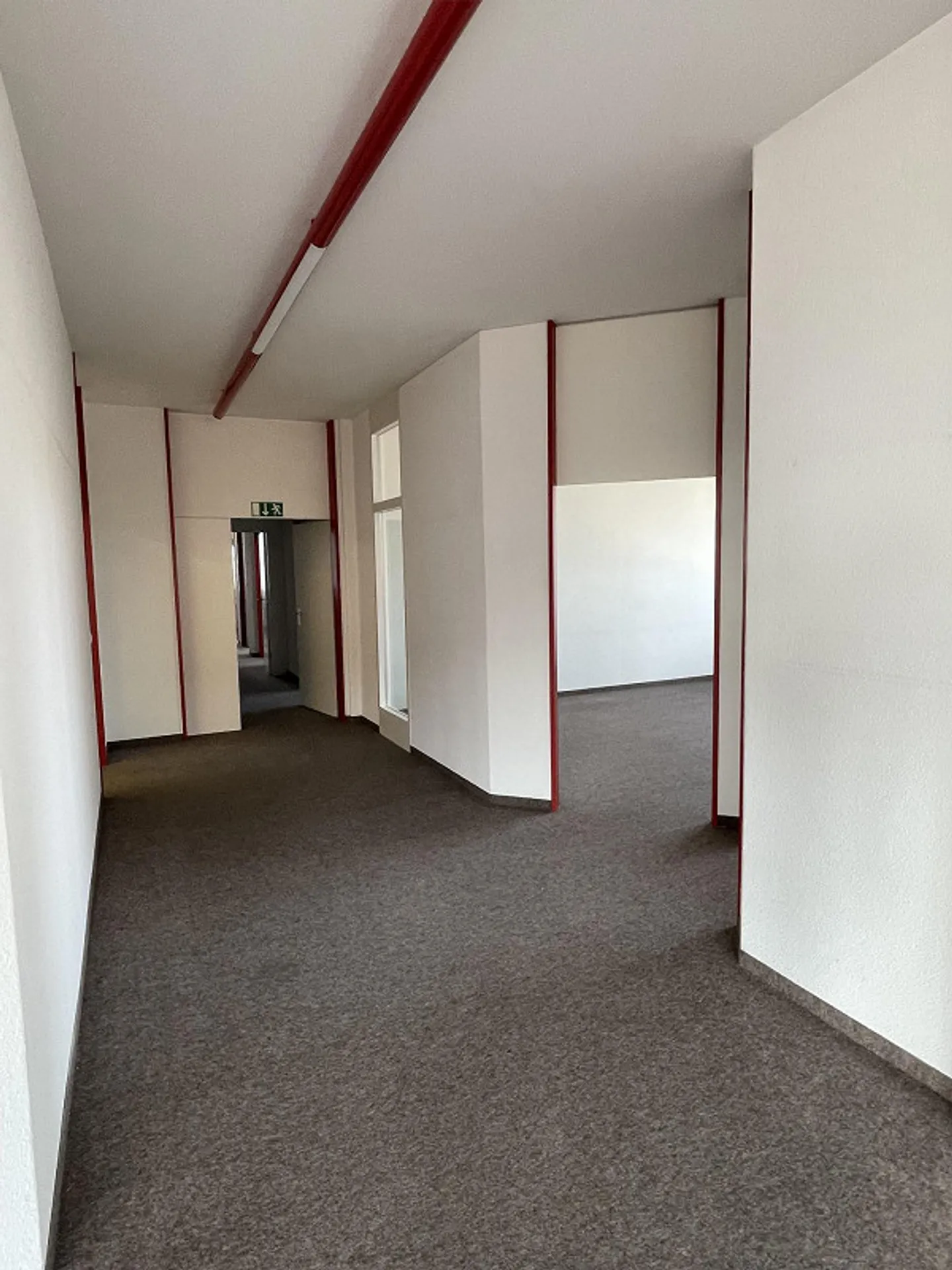 Spazio commerciale versatile con unità ufficio e area di stoccaggio centrale - Foto 11 di 13
