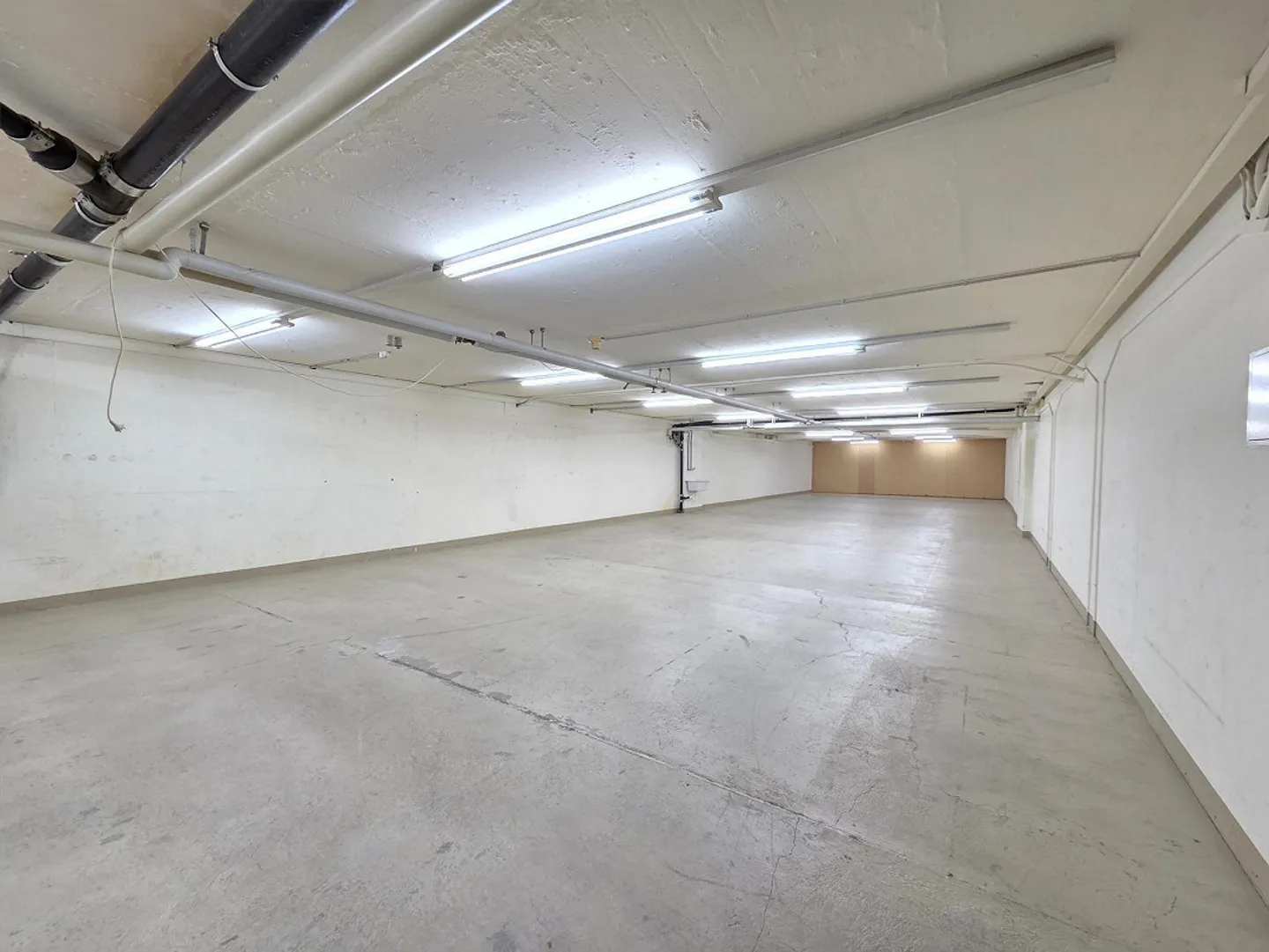 Espace commercial polyvalent dans un emplacement central - Photo 3 sur 6