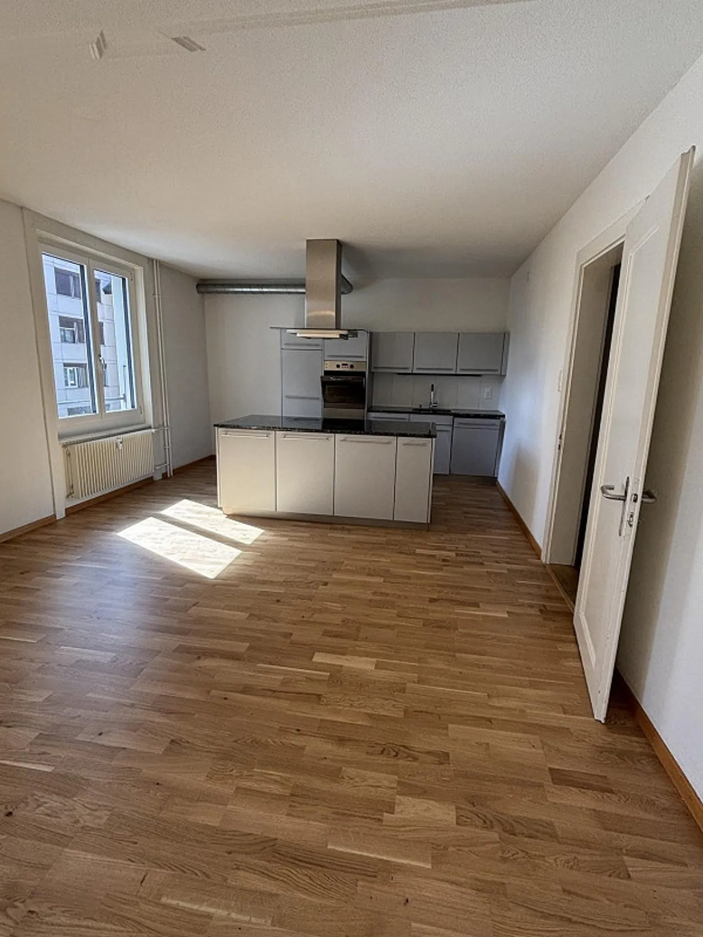 1. Affitto netto in omaggio: Appartamento moderno in posizione centrale a Biel - Foto 2 di 13