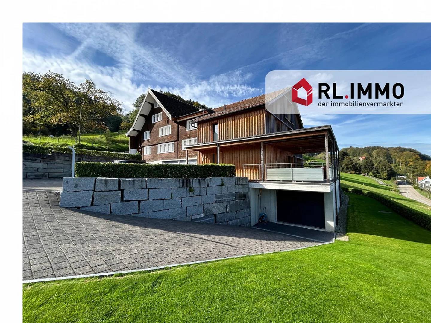 Doppeleinfamilienhaus mit schönem Garten und Seesicht - Foto 1 von 13